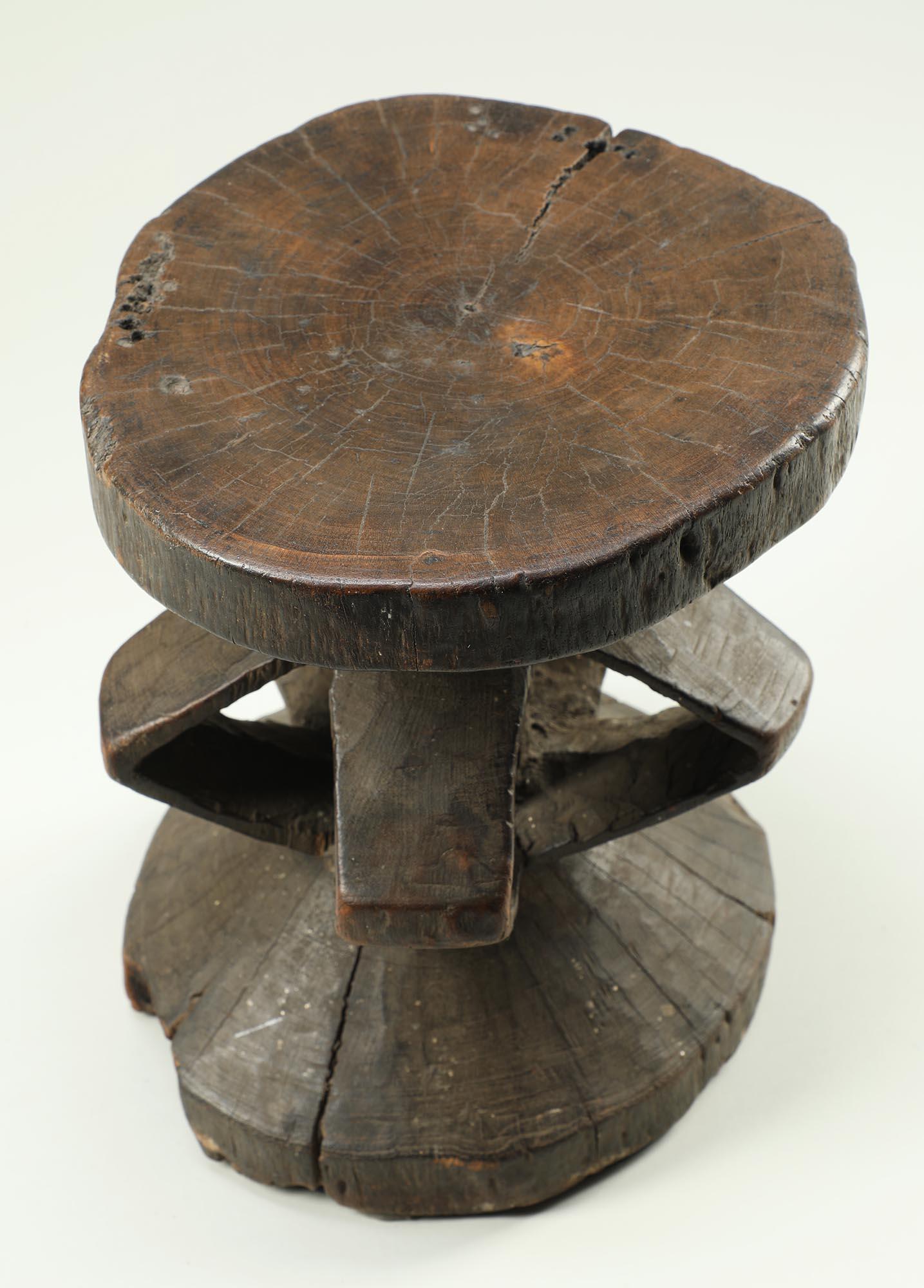 Legno Antico sgabello geometrico in Wood Wood intagliato e traforato in vendita