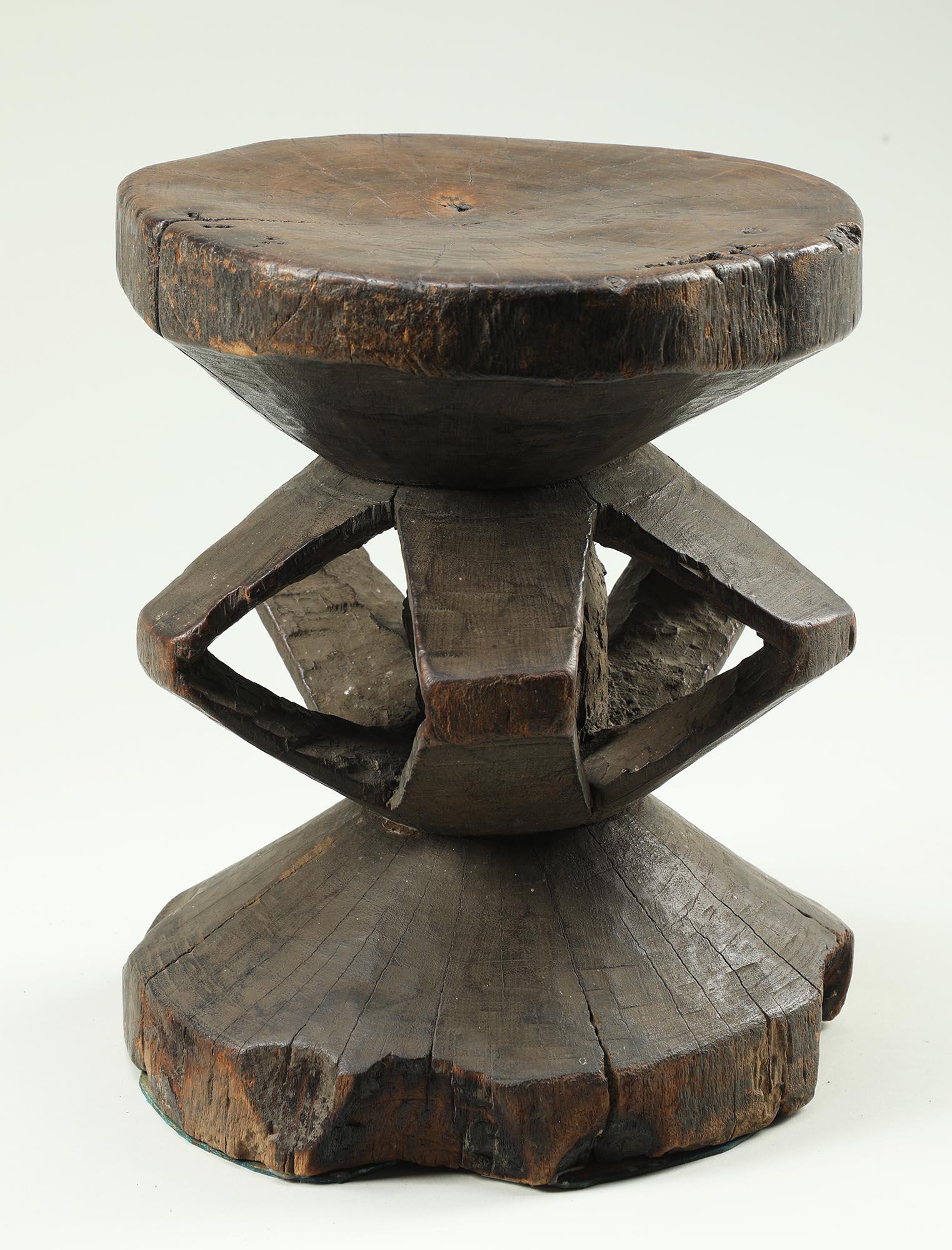 Antico sgabello geometrico in Wood Wood intagliato e traforato in vendita 1