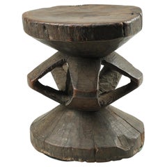 Antico sgabello geometrico in Wood Wood intagliato e traforato