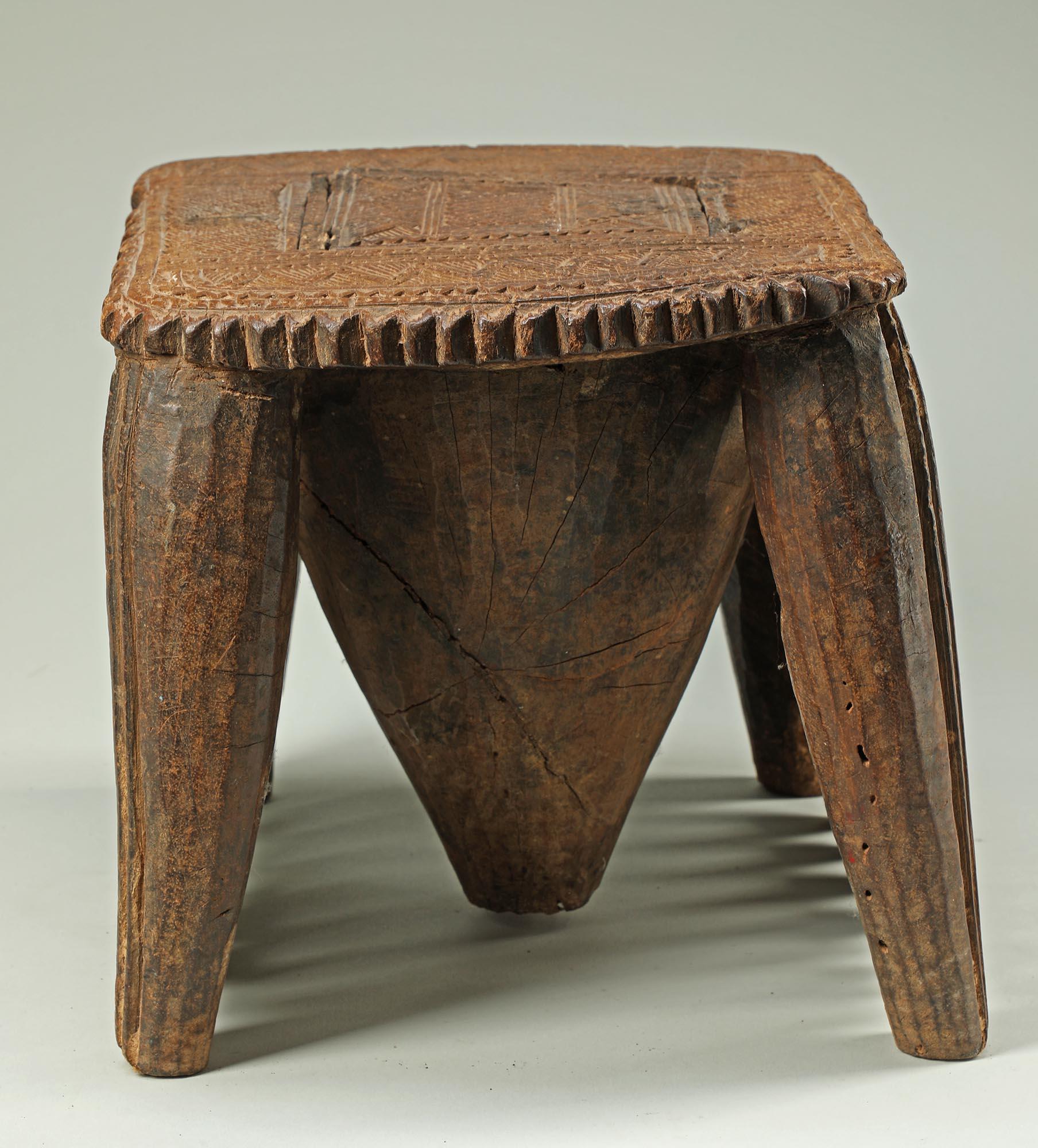 Antiguo taburete Nupe de madera tallada con diseño geométrico calado, Níger África en venta 2