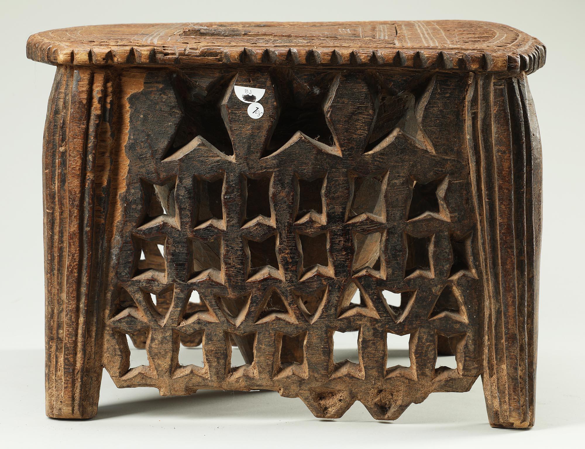 Antiguo taburete Nupe de madera tallada con diseño geométrico calado, Níger África Nigerino en venta