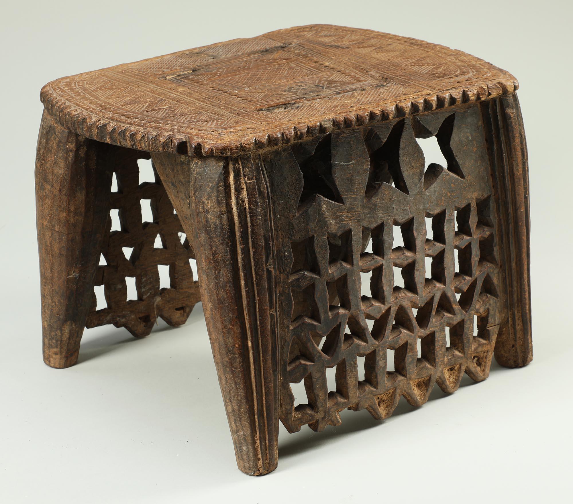 Antiguo taburete Nupe de madera tallada con diseño geométrico calado, Níger África Tallado a mano en venta