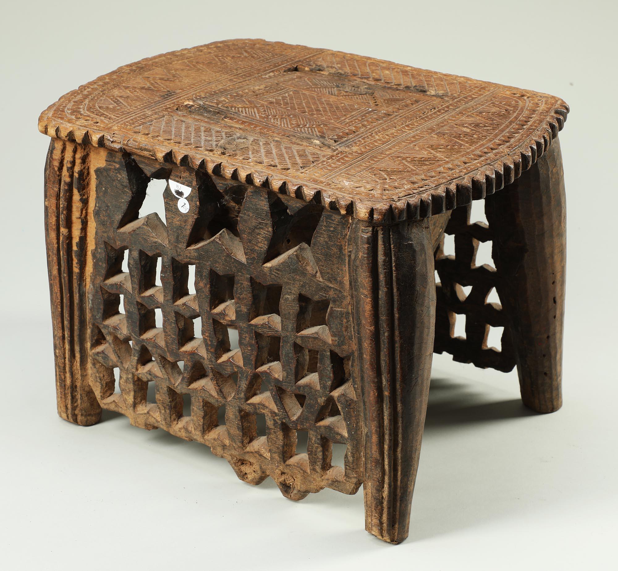 Antiguo taburete Nupe de madera tallada con diseño geométrico calado, Níger África en Desgastado estado para la venta en Point Richmond, CA