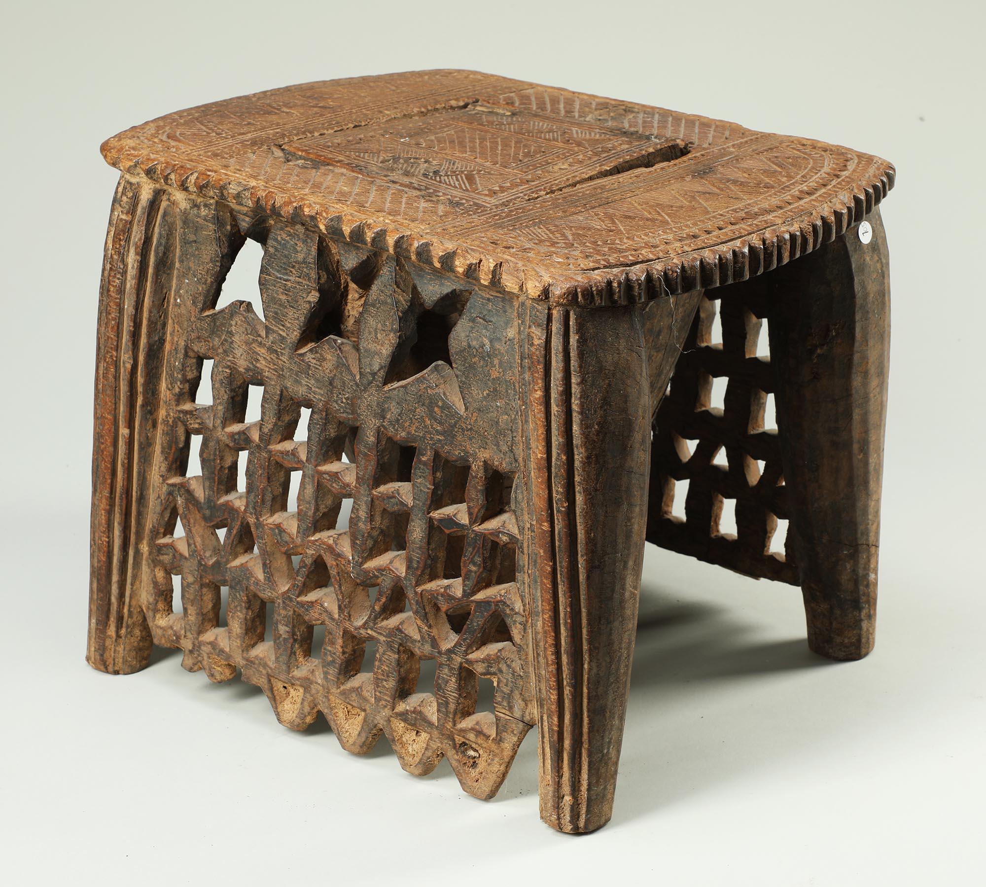 Antiguo taburete Nupe de madera tallada con diseño geométrico calado, Níger África Madera en venta