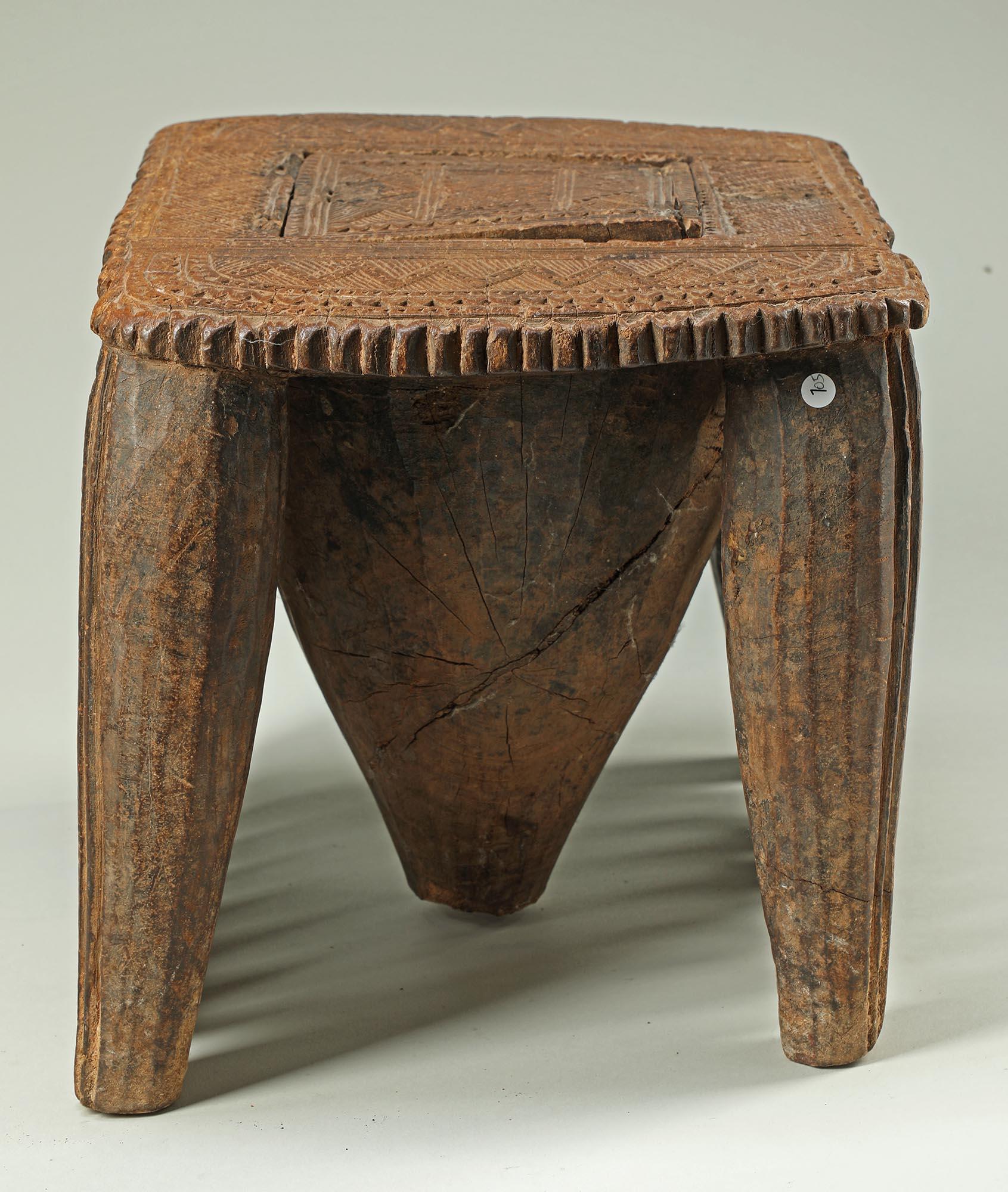 Antiguo taburete Nupe de madera tallada con diseño geométrico calado, Níger África en venta 1