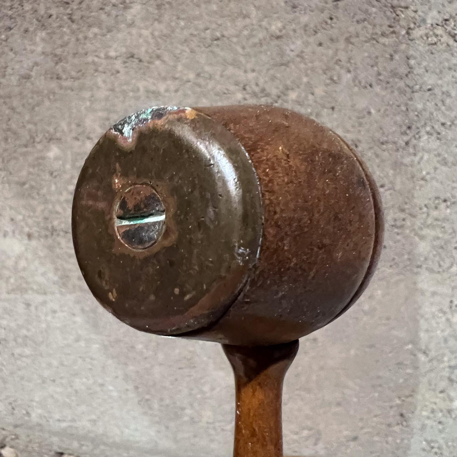 Milieu du XXe siècle Casse-Noisette Antique + Maillet Hammer Erable massif & Bronze USA en vente
