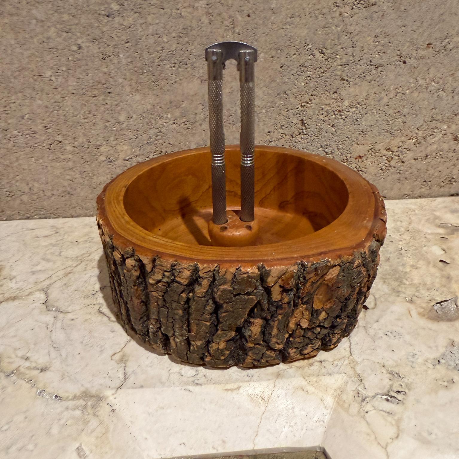 Rustikale Wood Bowl Nussknacker Set
7 x 3 h x 7,13 Durchmesser Werkzeug 5 x 1 w
Original Vintage Zustand
Alle bereitgestellten Bilder sehen