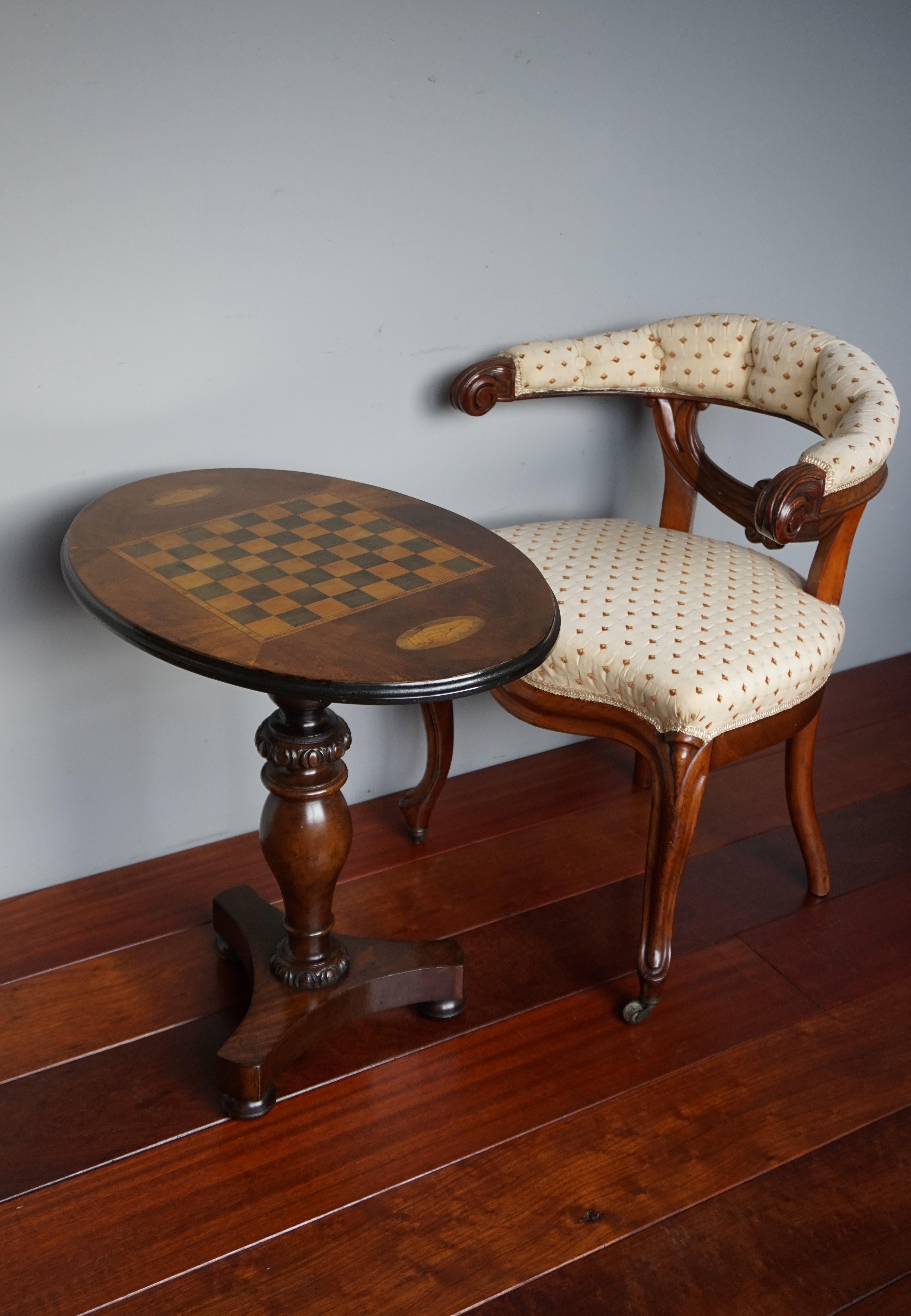 Antique Nutwood and Satinwood Tilt-Top Chess Table with Nautilus Shell Inlay In Good Condition In Lisse, NL