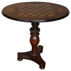 Ancienne table d'échecs en bois de noyer et citronnier à plateau basculant avec incrustation de coquille de nautile