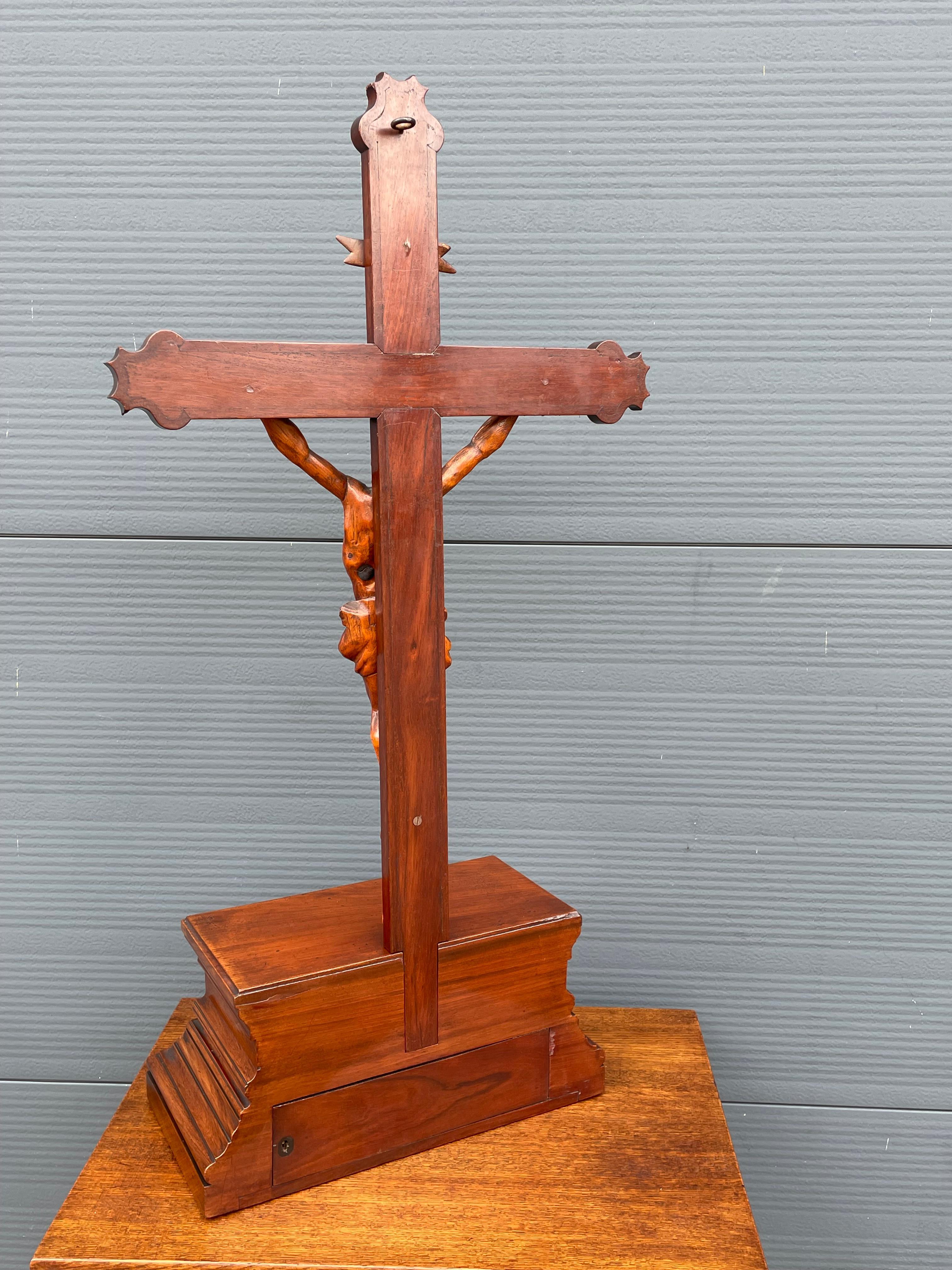 Antikes Nussbaumholzkreuz aus Nussbaumholz mit handgeschnitztem Corpus of Christ und Geheimfach im Angebot 2
