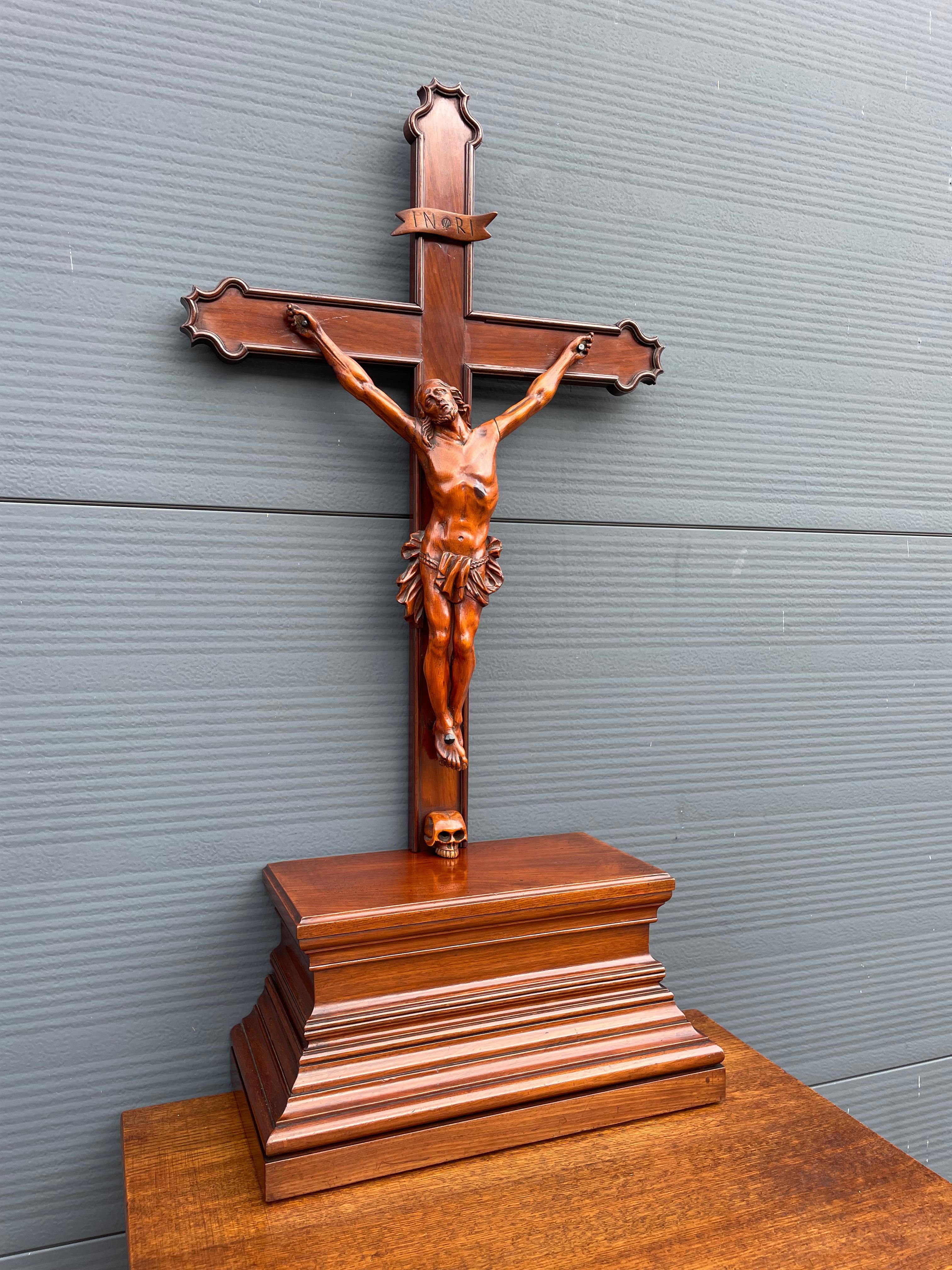 Superbe crucifix d'autel du 19e siècle avec un compartiment secret pour la bible dans la base.

Au fil des décennies, nous avons vendu un certain nombre de crucifix uniques et très bien réalisés, mais jamais un crucifix avec une patine aussi
