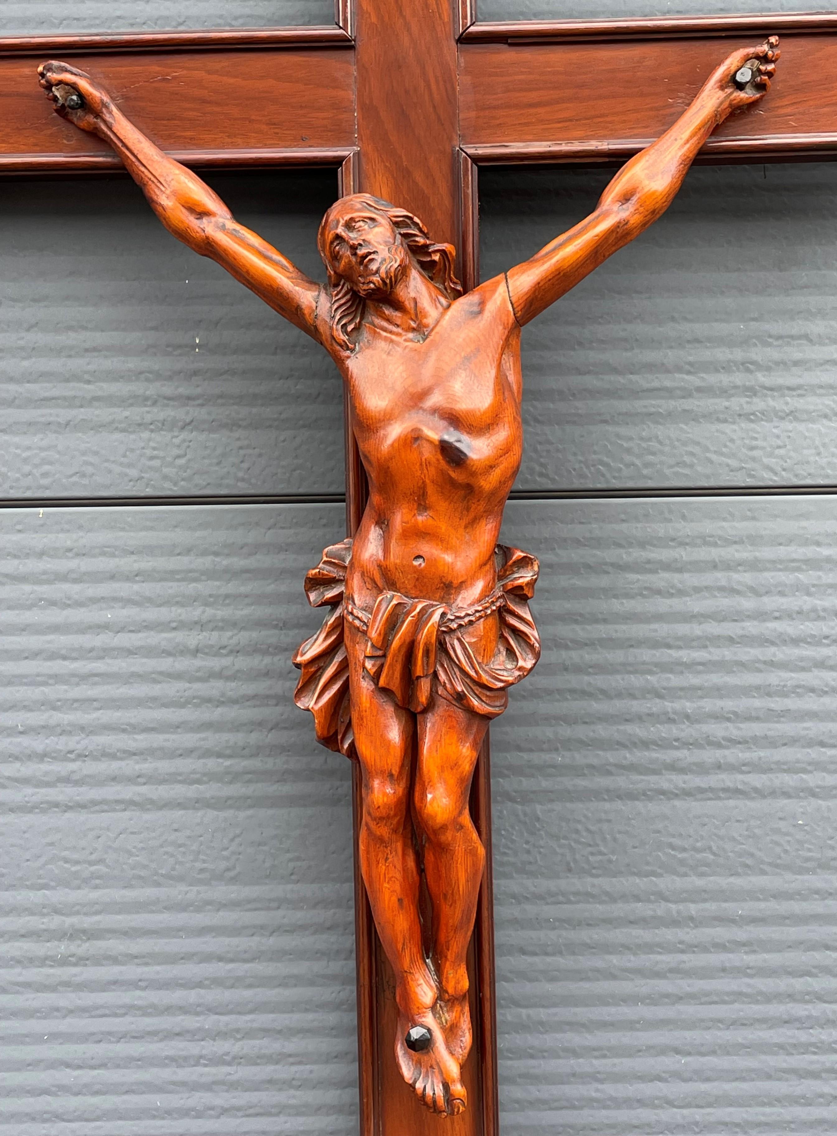 Victorien Crucifix ancien avec Corpus du Christ et compartiment secret sculpté à la main en vente