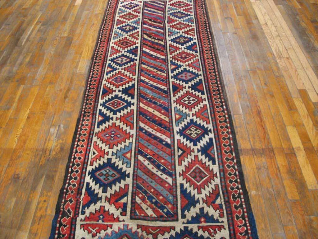 20th Century Late 19th Century N.W. Persian Carpet ( 3'2