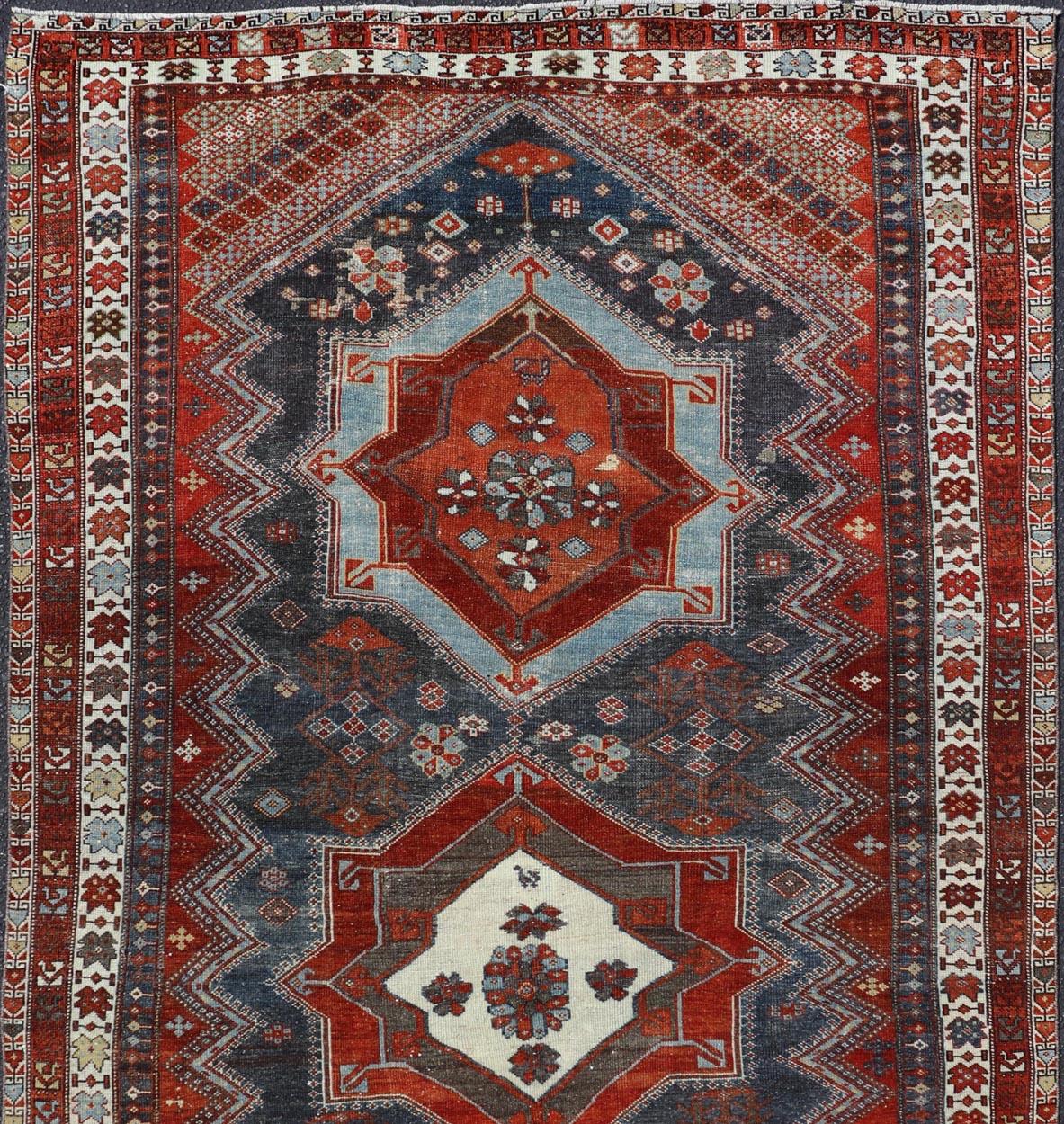 Maße: 5'0 x 8'9
Antike N.W. Persischer Teppich mit geometrischen Medaillons und kompliziertem Bordüren-Design 5'0 X 8'9. Keivan Woven Arts/ teppich/EMB-22269, Herkunftsland / Art: Iran / N.W. Persisch, um 1890.

Dieser auffällige antike