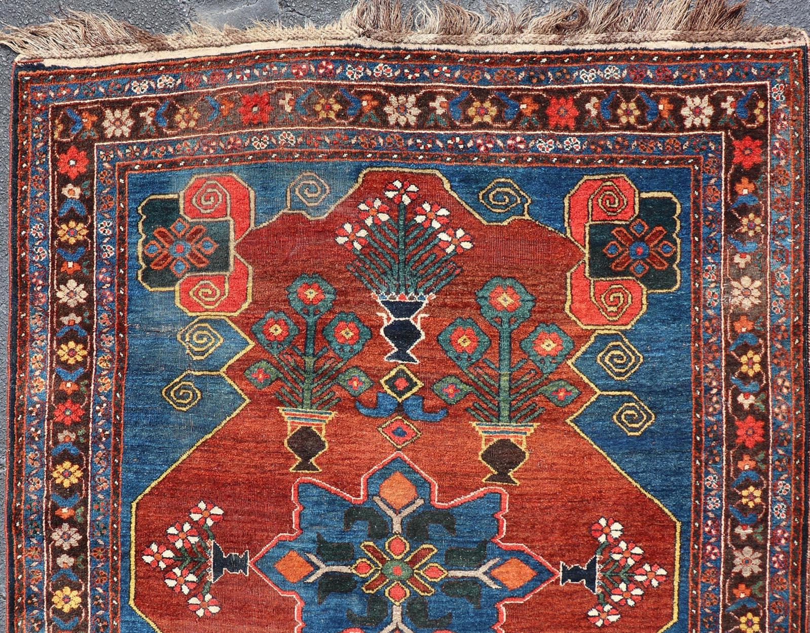 Antike N.W. Persischer Teppich mit geometrischem Muster in Terrakotta in Rot, Königsblau und Grün 3
