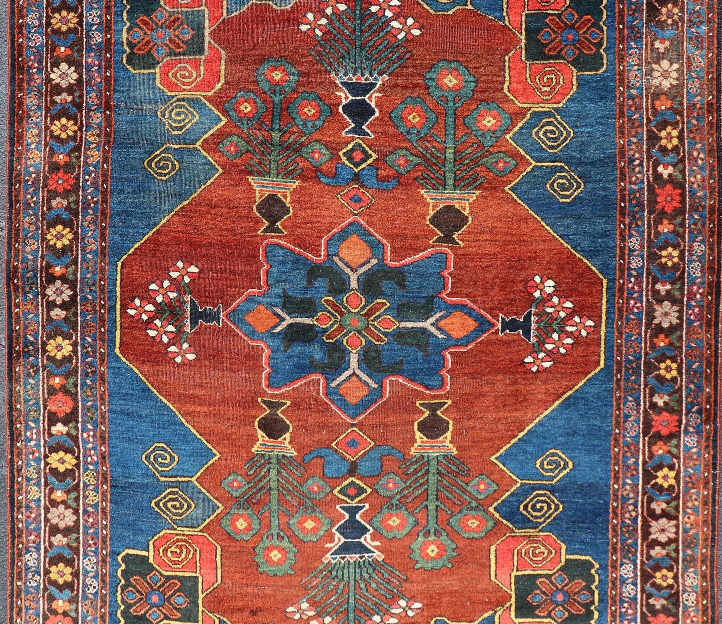 Antike N.W. Persischer Teppich mit geometrischem Muster in Terrakotta in Rot, Königsblau und Grün 4