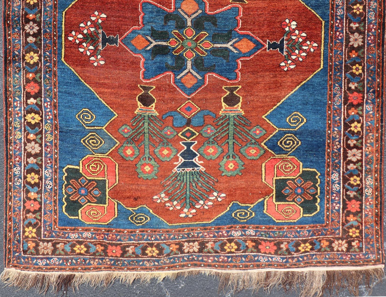 Antike N.W. Persischer Teppich mit geometrischem Muster in Terrakotta in Rot, Königsblau und Grün 5