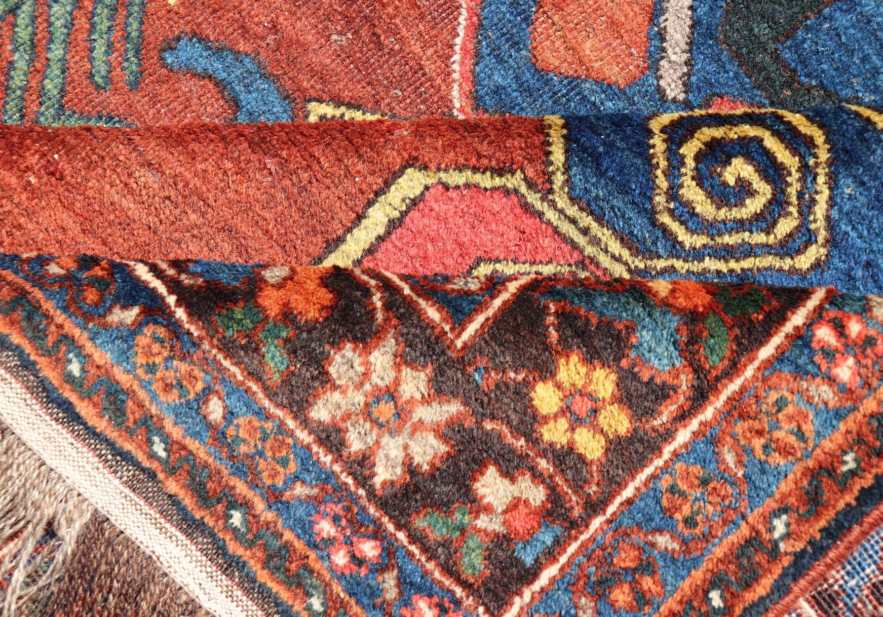 Antike N.W. Persischer Teppich mit geometrischem Muster in Terrakotta in Rot, Königsblau und Grün 7