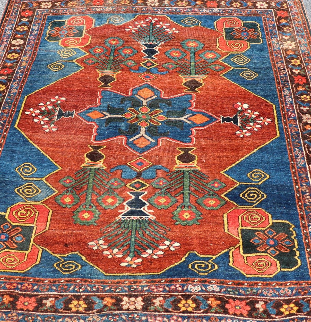Antike N.W. Persischer Teppich mit geometrischem Muster in Terrakotta in Rot, Königsblau und Grün 8