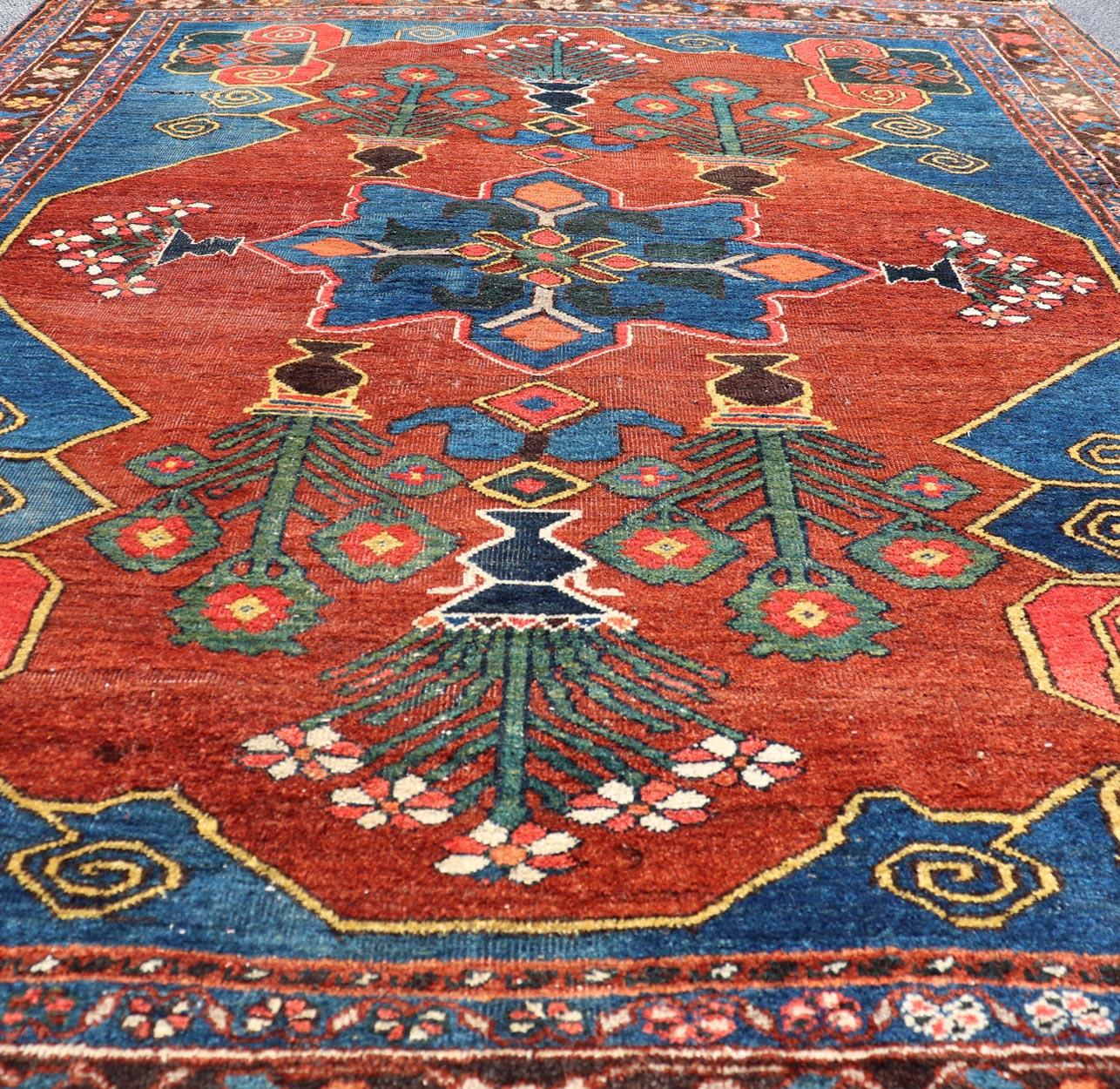 Antike N.W. Persischer Teppich mit geometrischem Muster in Terrakotta in Rot, Königsblau und Grün 9