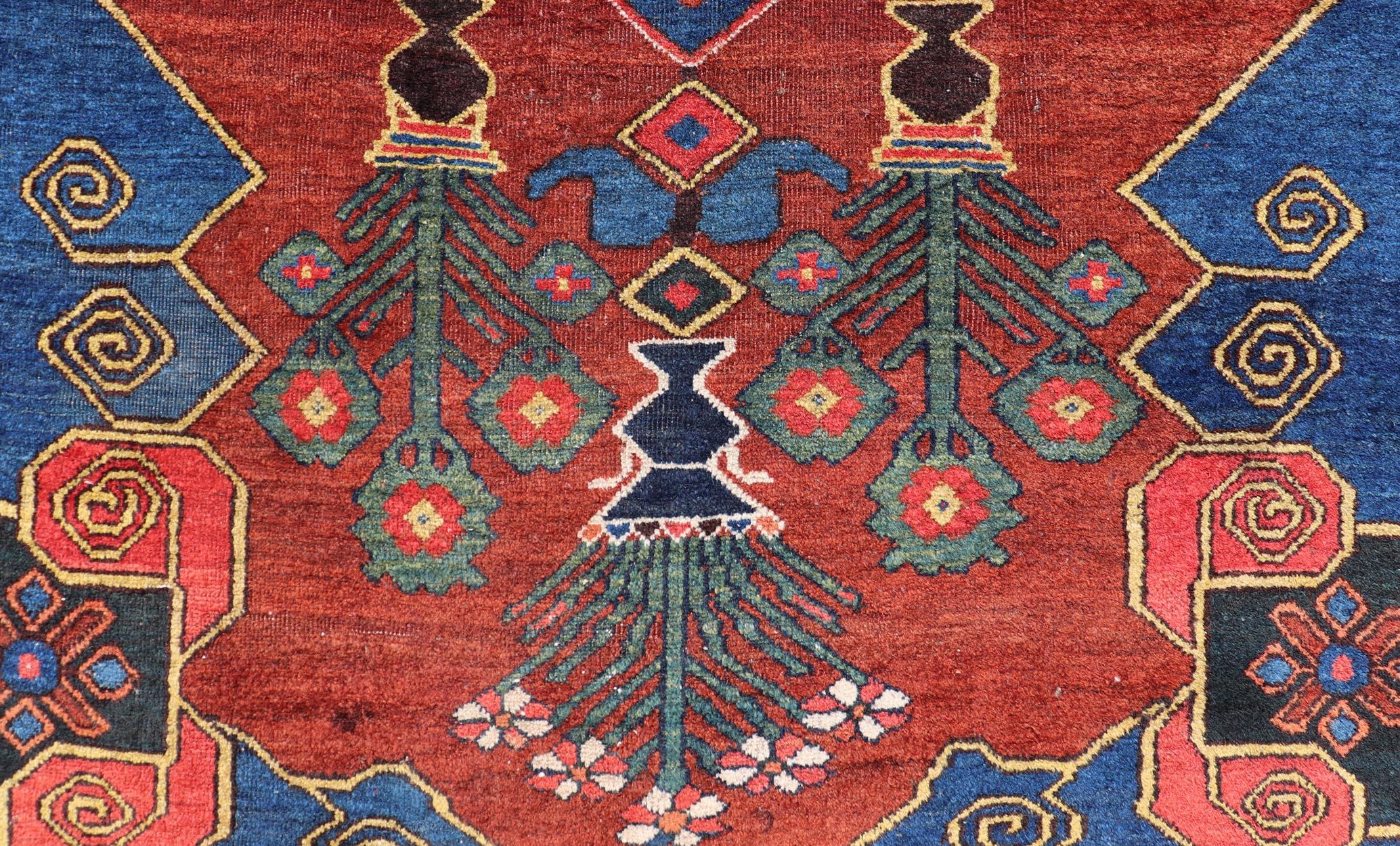 Antike N.W. Persischer Teppich mit geometrischem Muster in Terrakotta in Rot, Königsblau und Grün (Kasachisch)