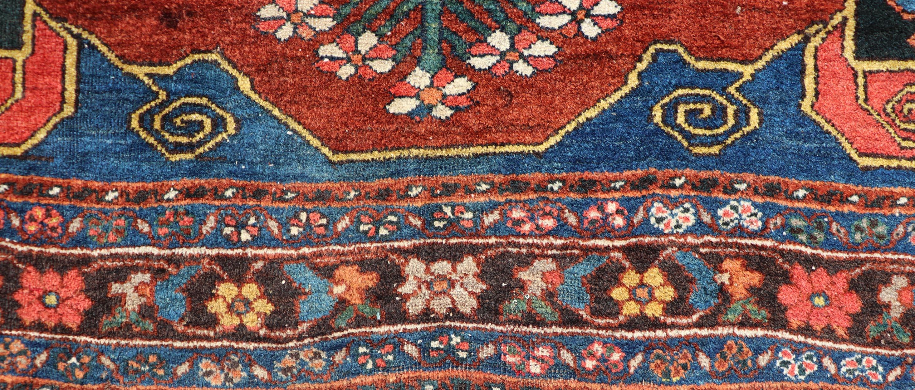 Antike N.W. Persischer Teppich mit geometrischem Muster in Terrakotta in Rot, Königsblau und Grün (Handgeknüpft)