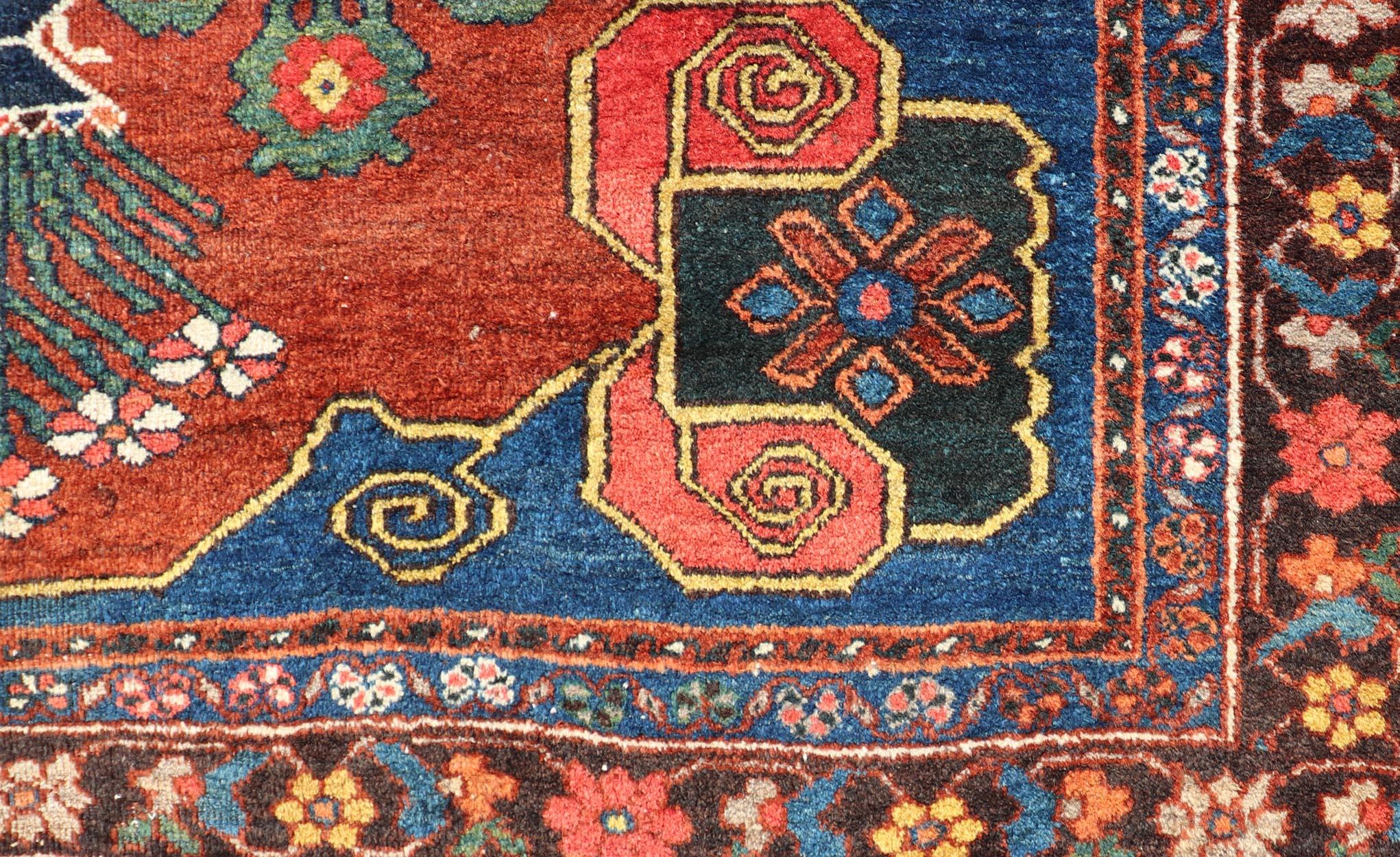 Antike N.W. Persischer Teppich mit geometrischem Muster in Terrakotta in Rot, Königsblau und Grün im Zustand „Gut“ in Atlanta, GA