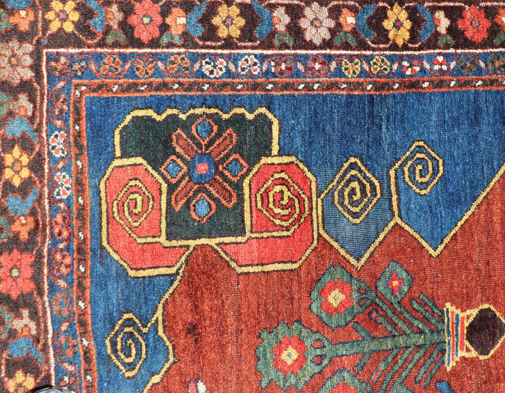 Antike N.W. Persischer Teppich mit geometrischem Muster in Terrakotta in Rot, Königsblau und Grün (Spätes 19. Jahrhundert)