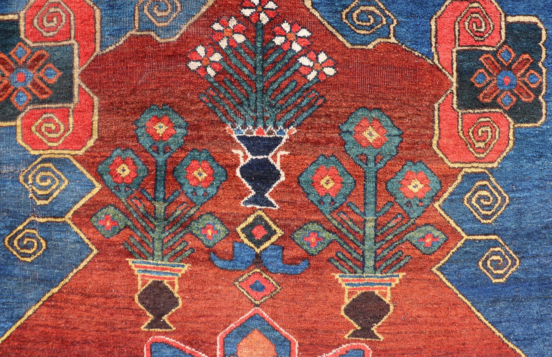 Antike N.W. Persischer Teppich mit geometrischem Muster in Terrakotta in Rot, Königsblau und Grün (Wolle)