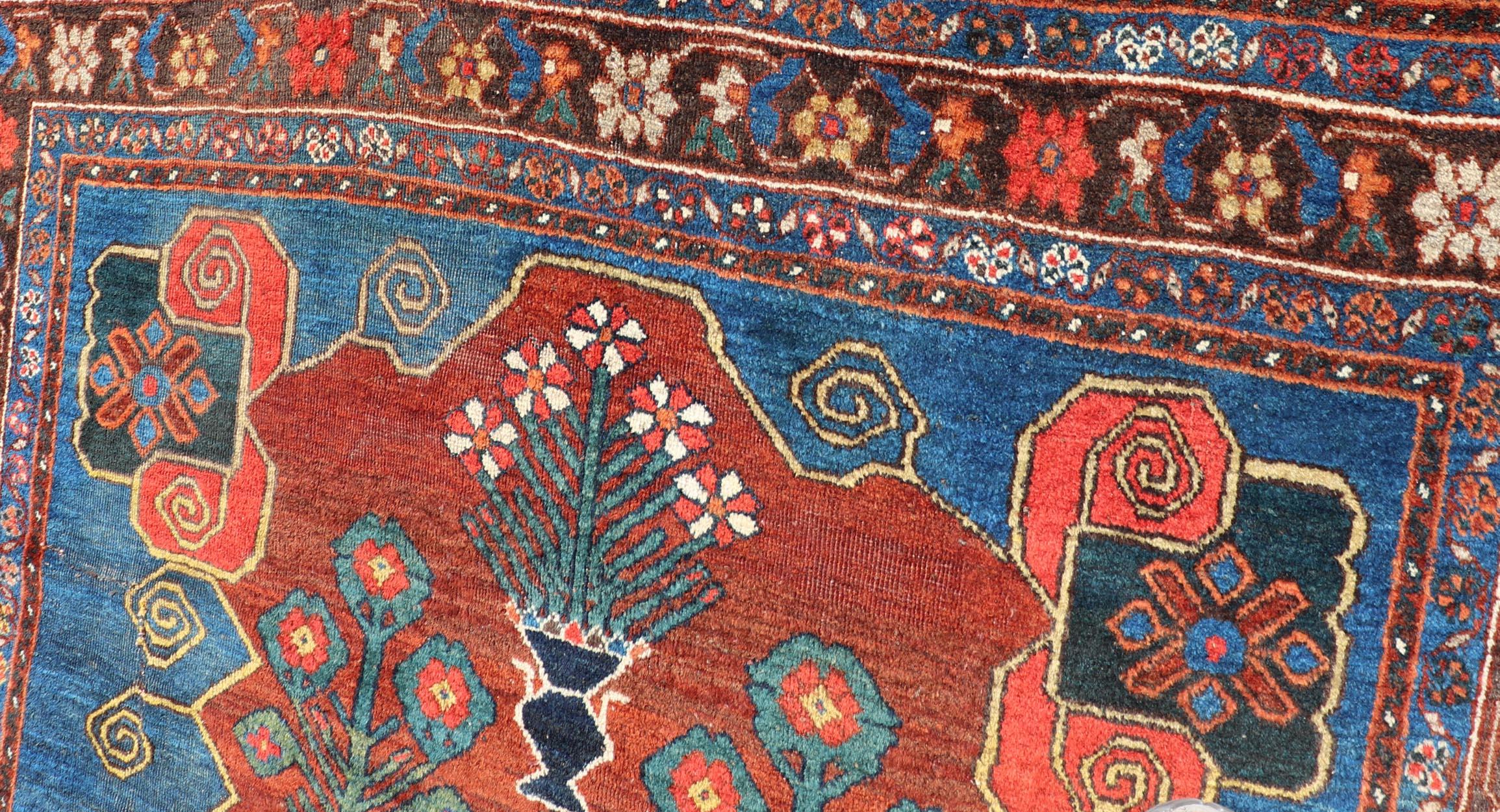 Antike N.W. Persischer Teppich mit geometrischem Muster in Terrakotta in Rot, Königsblau und Grün 1