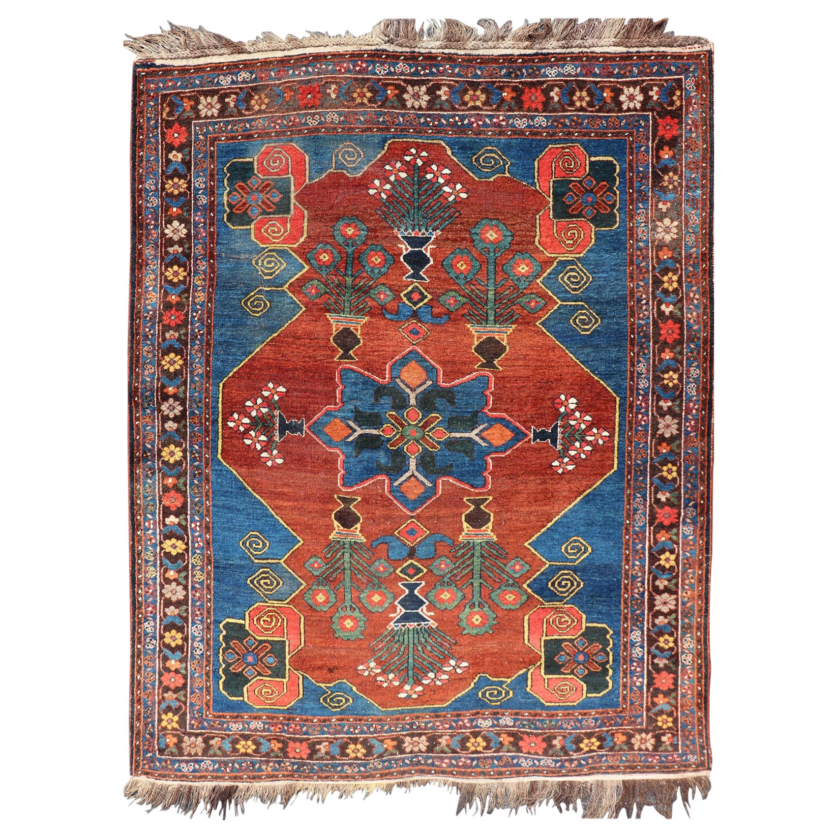 Antico N.W. Tappeto persiano con geometrie in rosso terracotta, blu reale e verde in vendita