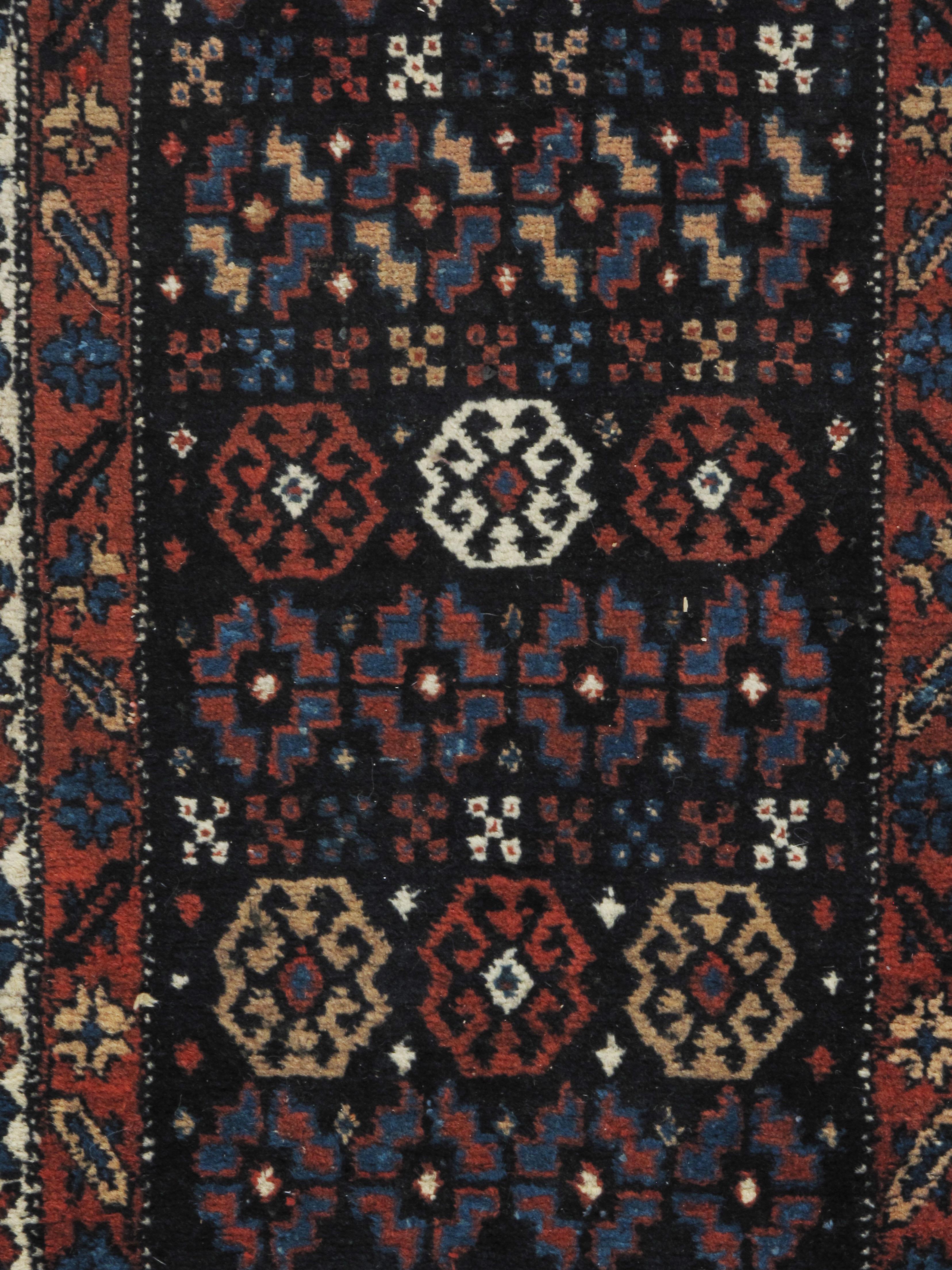 Antiker N.W.Persischer Läufer 2'9 X 12'11. Von N.W. Persien ein schöner antiker handgeknüpfter Woll-Läufer. Farben navy/multi.