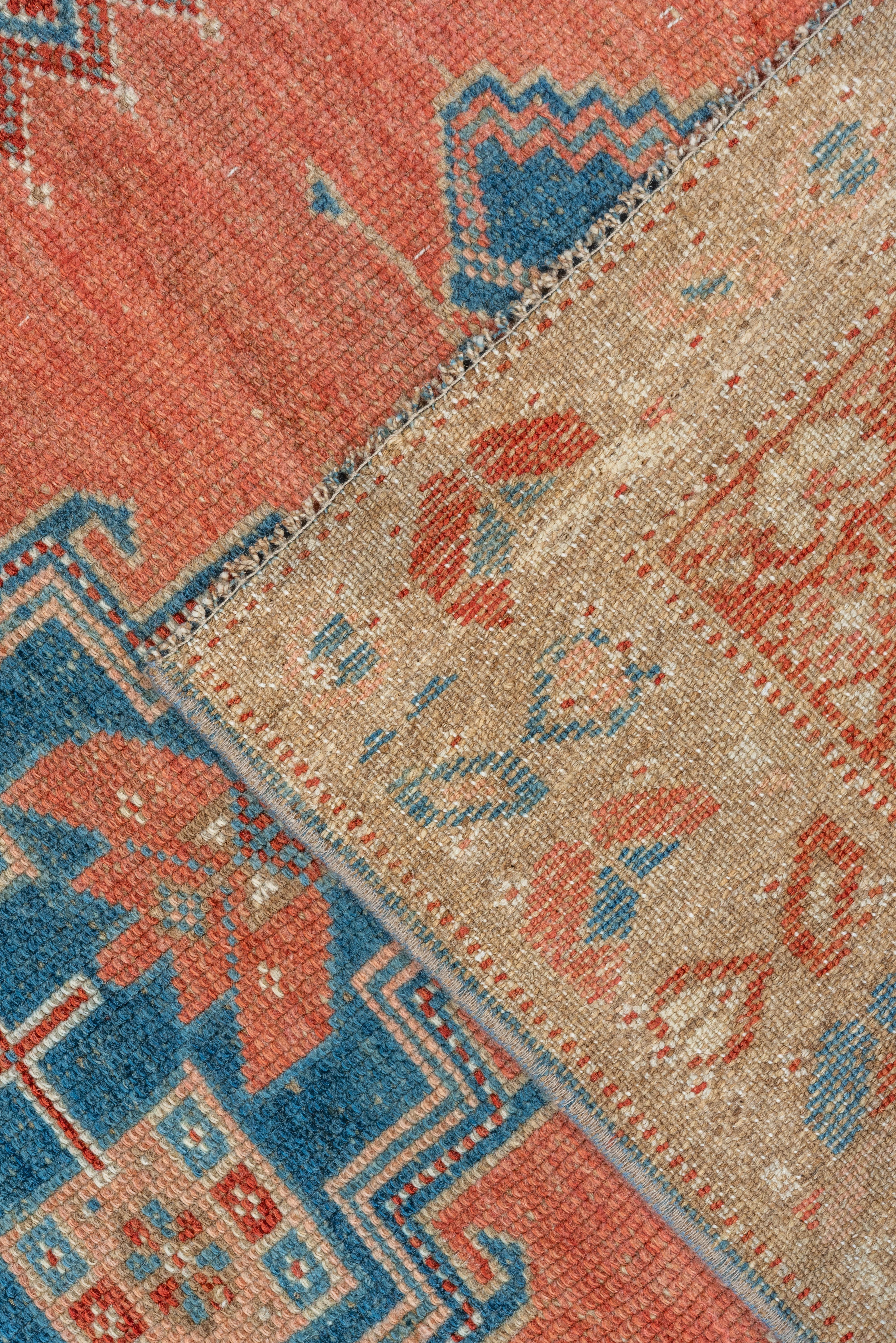 Ancien chemin de table persan du Nord-Ouest - Médaillon tribal dans les tons corail et indigo Bon état - En vente à New York, NY