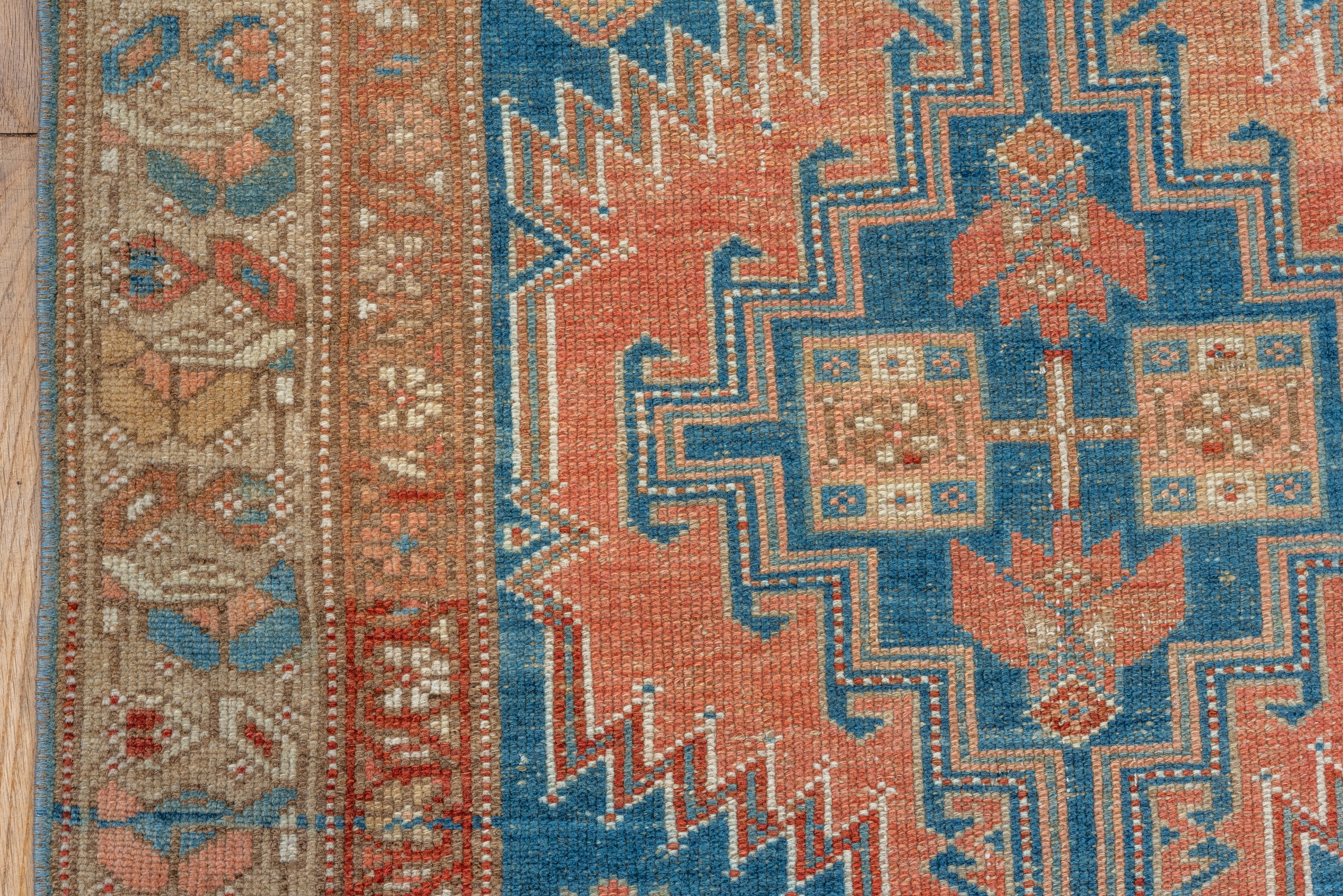 20ième siècle Ancien chemin de table persan du Nord-Ouest - Médaillon tribal dans les tons corail et indigo en vente
