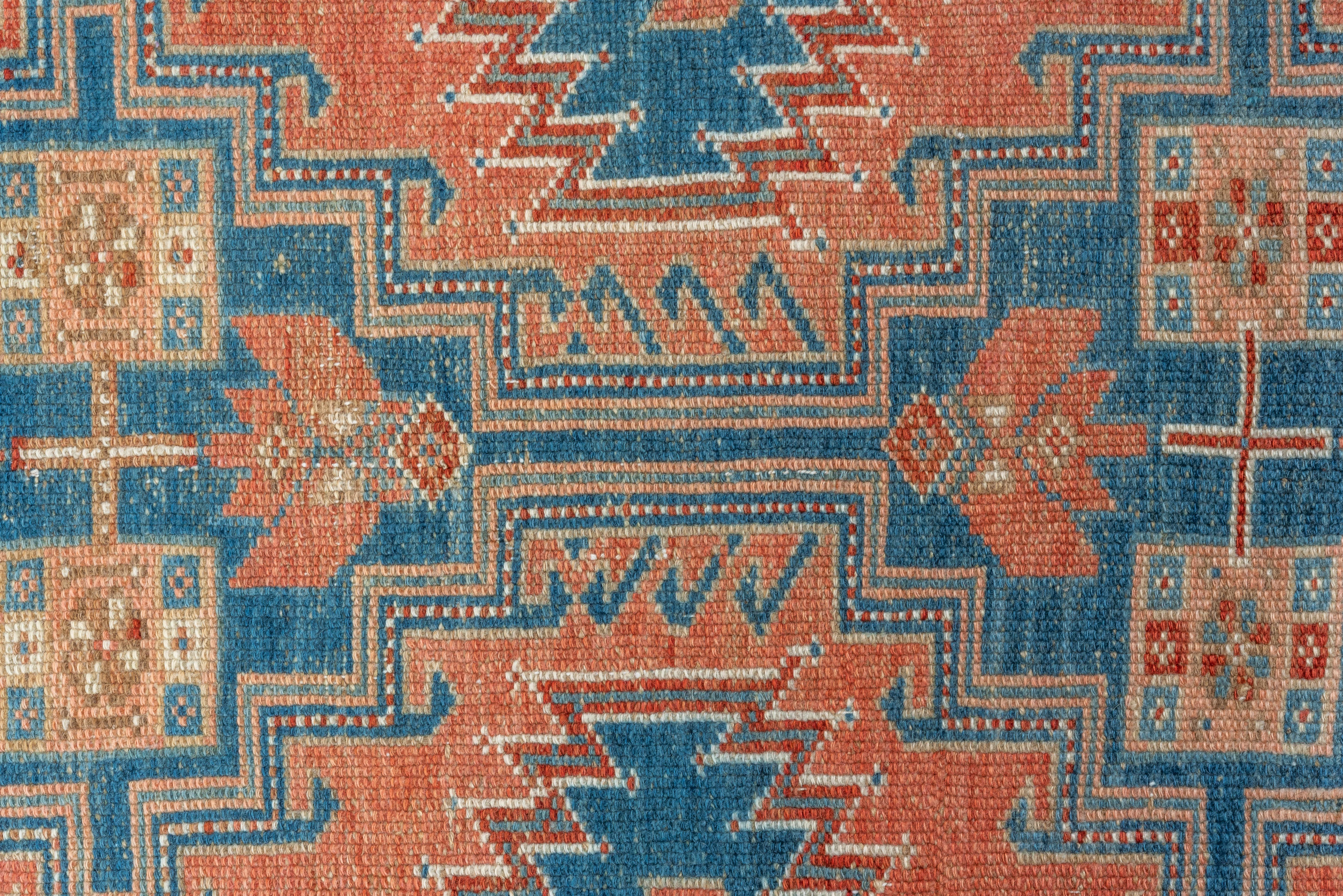 Laine Ancien chemin de table persan du Nord-Ouest - Médaillon tribal dans les tons corail et indigo en vente