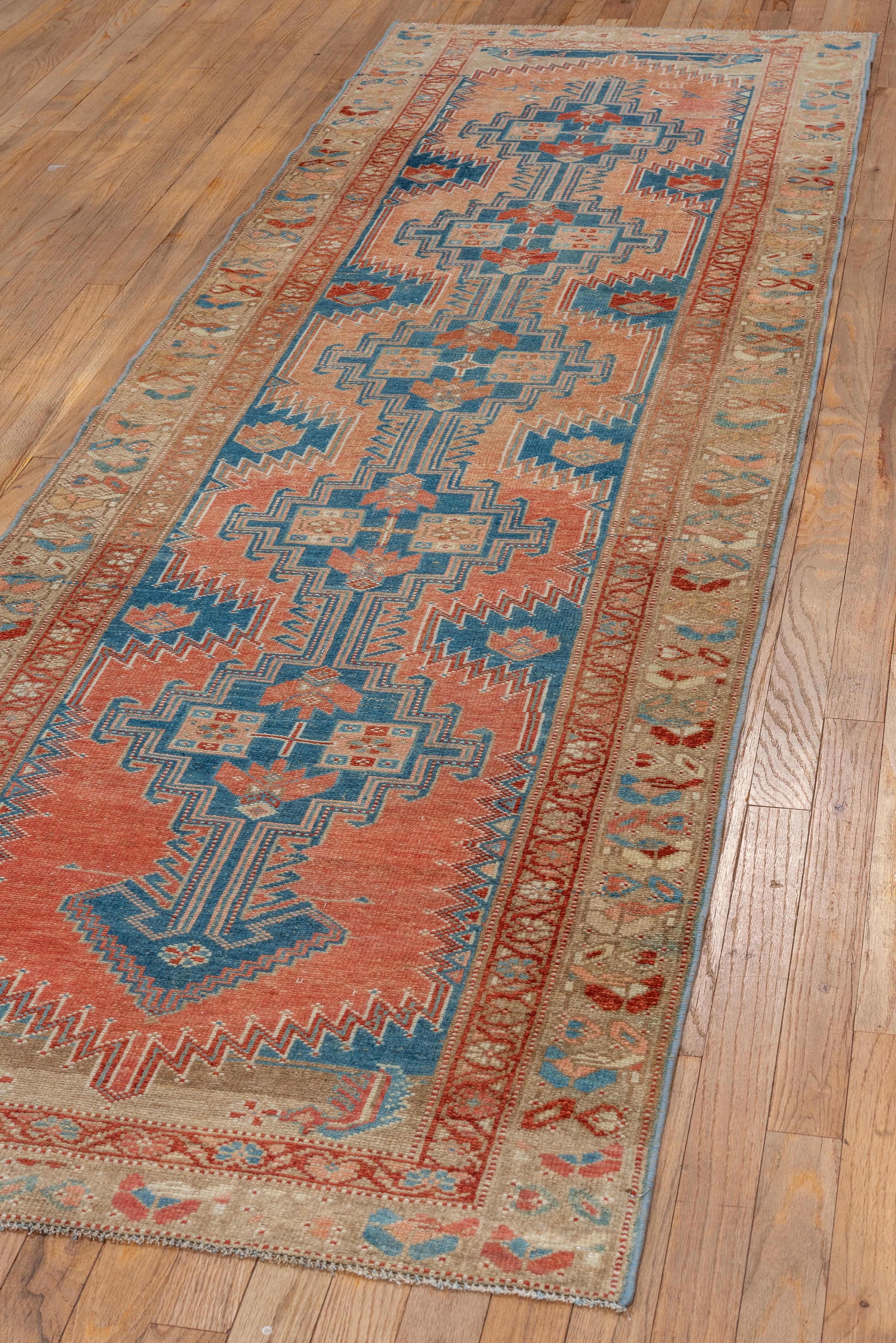Ancien chemin de table persan du Nord-Ouest - Médaillon tribal dans les tons corail et indigo en vente 2