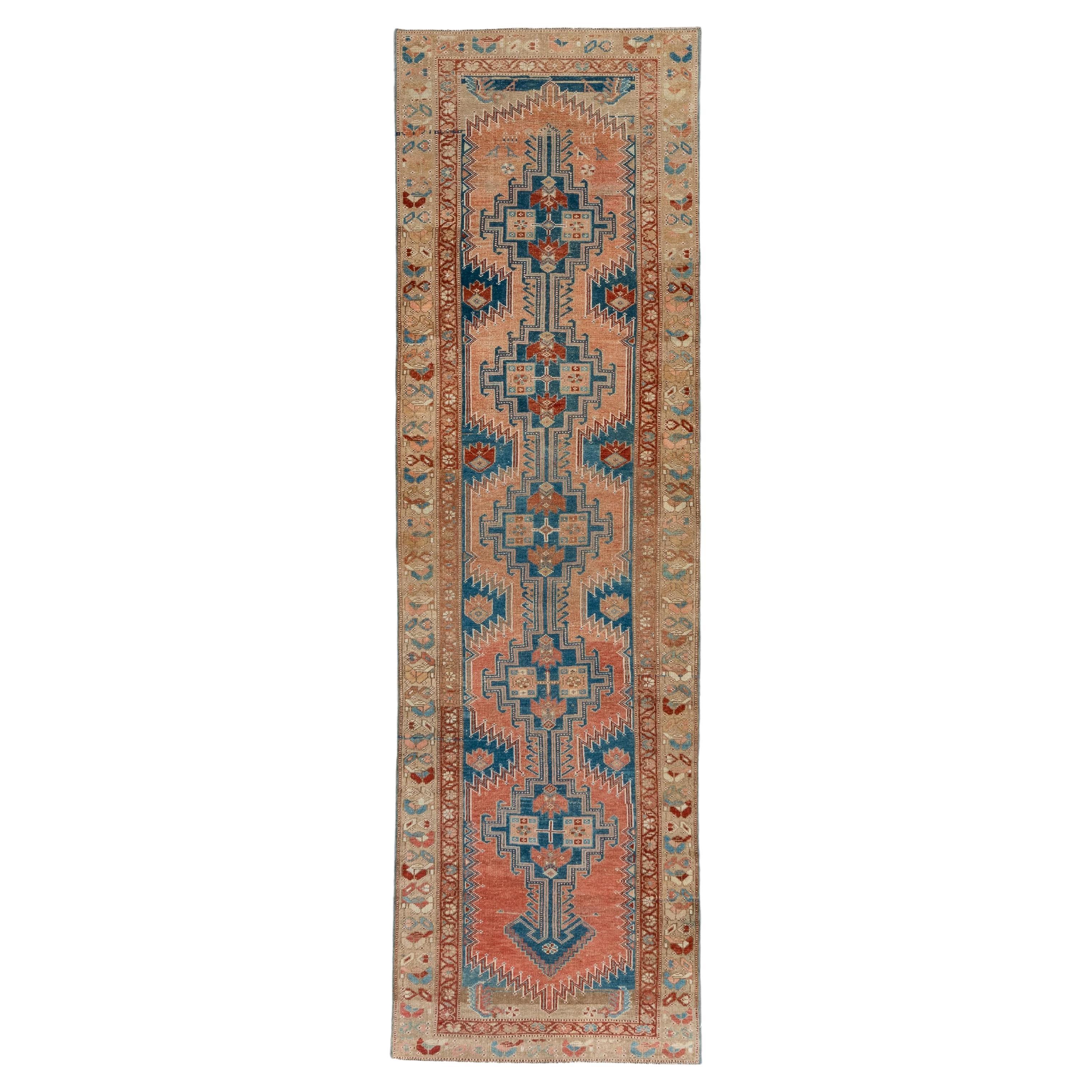 Ancien chemin de table persan du Nord-Ouest - Médaillon tribal dans les tons corail et indigo en vente