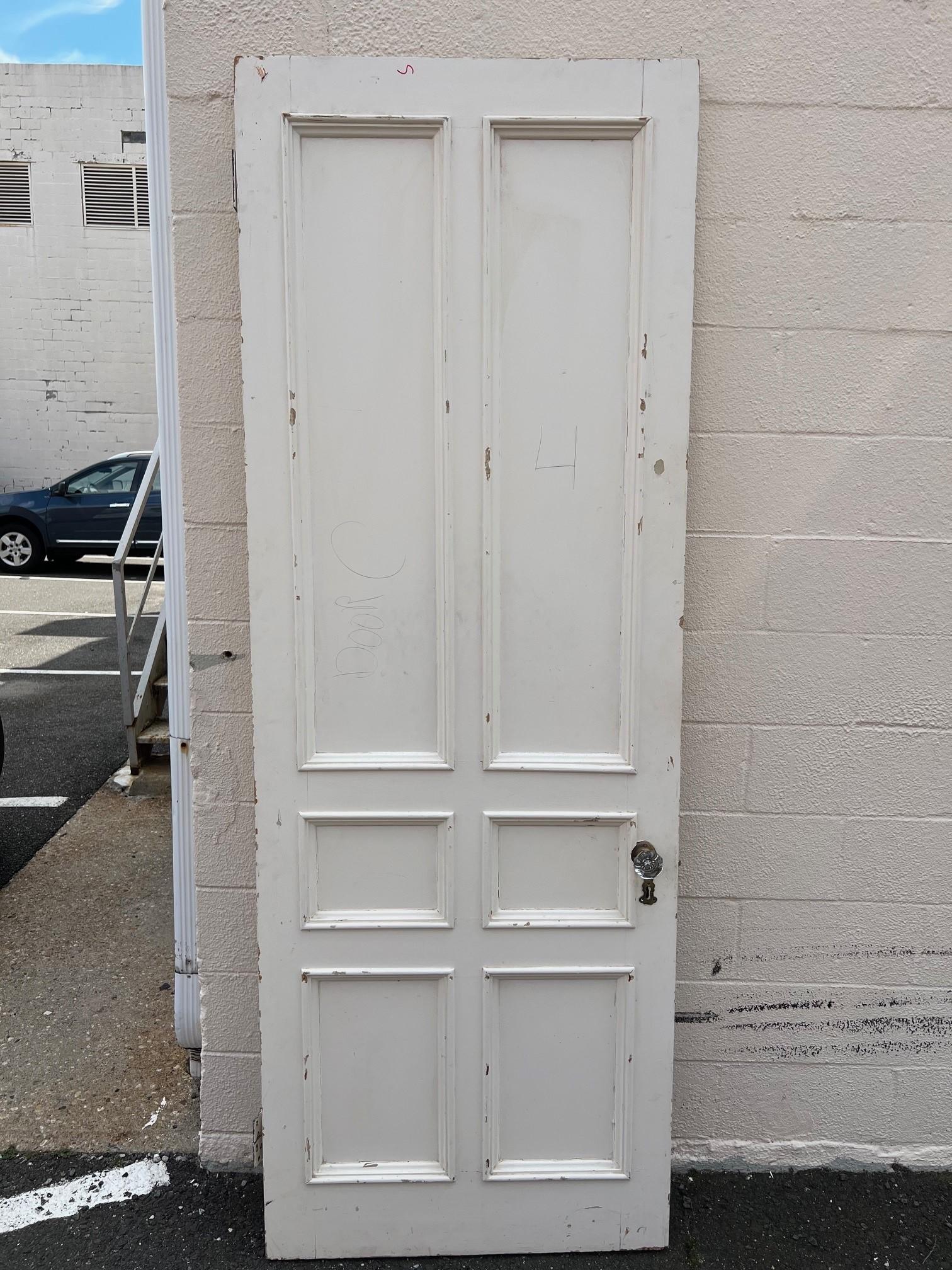 Ésta es una magnífica puerta interior recuperada de una casa de piedra rojiza de Nueva York. Tiene seis paneles con molduras en relieve, un buen tamaño y una puerta sólida. El pomo de cristal parece ser original, pero las bisagras pueden haber sido
