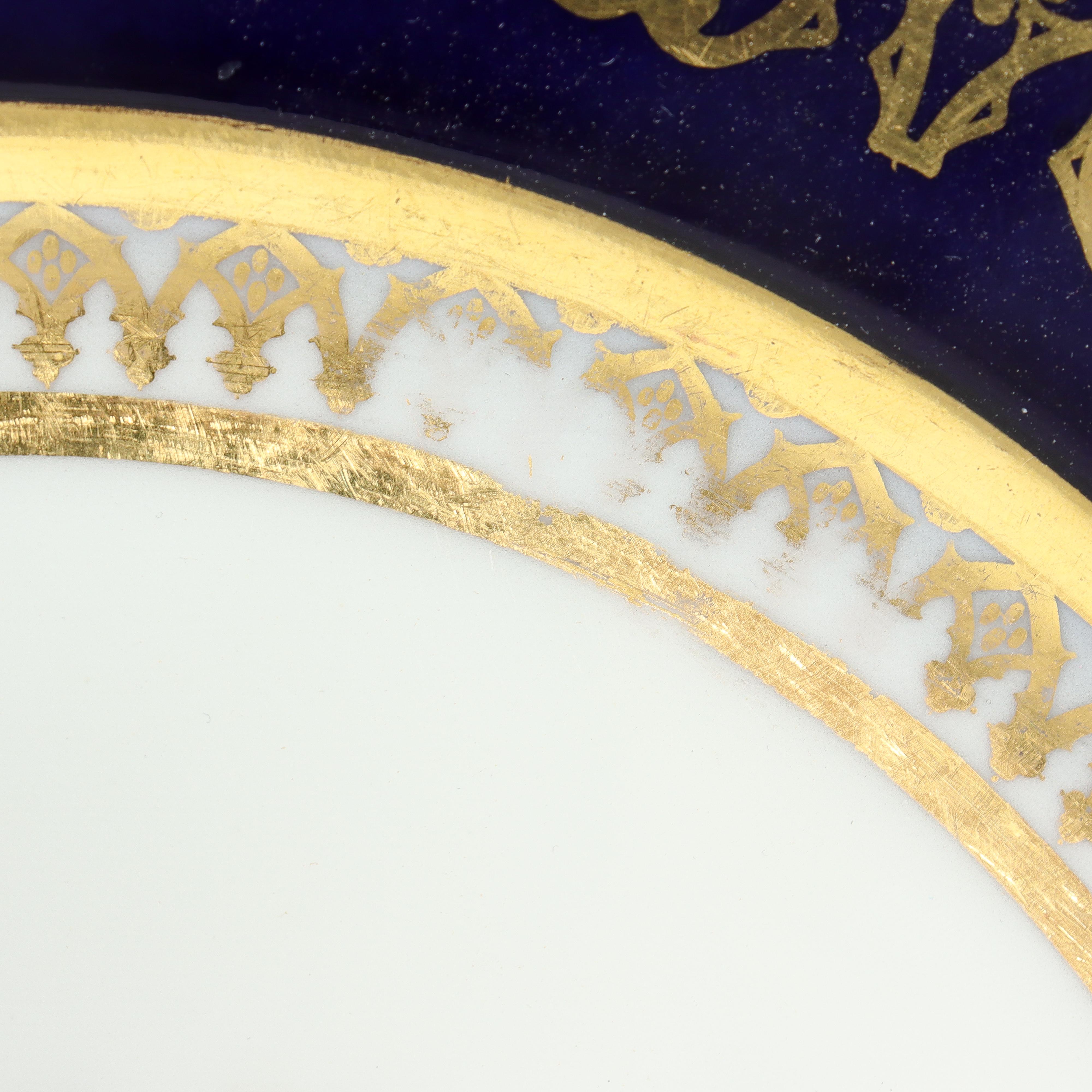 Ancienne assiette de rangement en porcelaine suisse de Nyon peinte à la main avec bordure bleu cobalt en vente 4