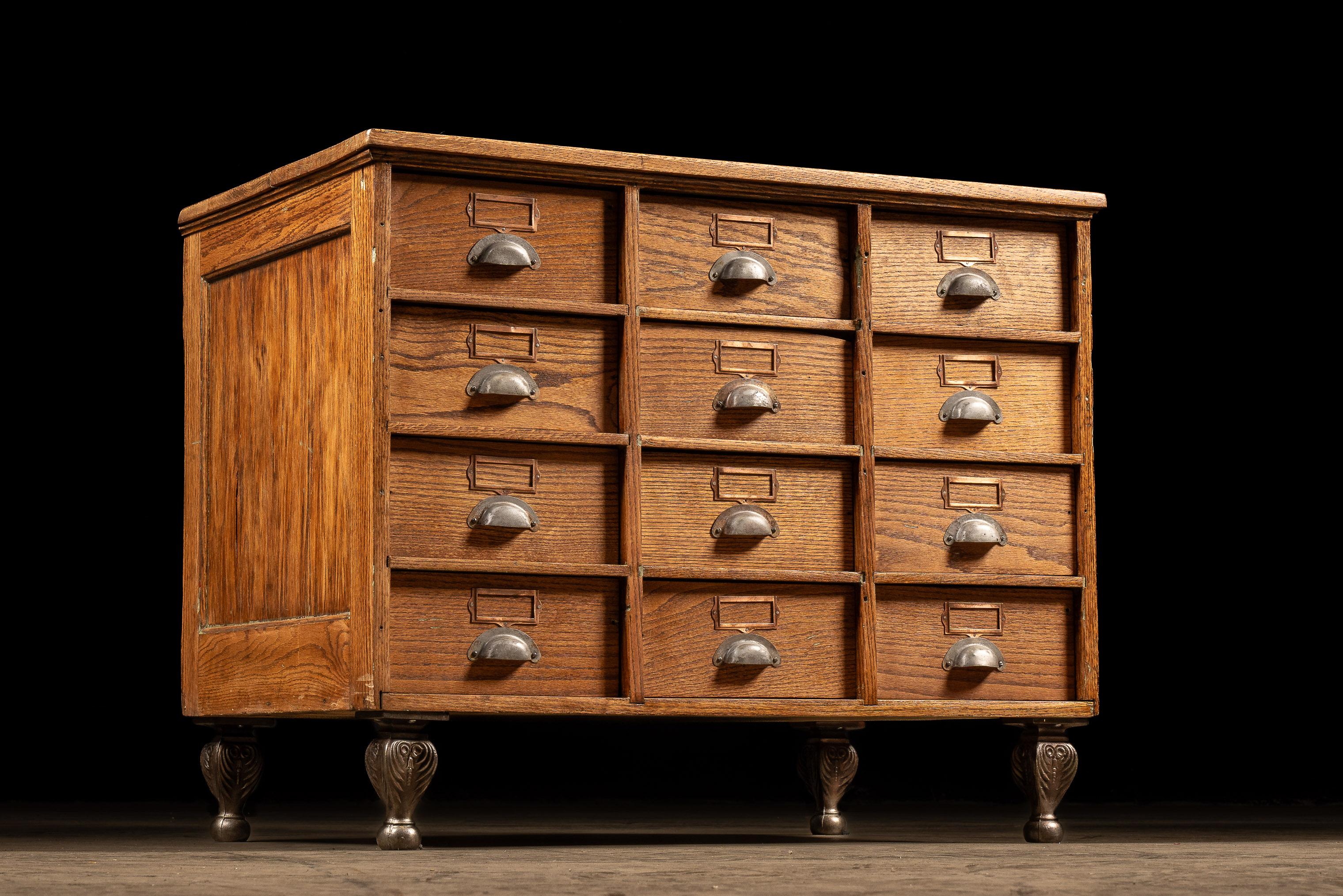 Arts and Crafts Armadietto portadocumenti a 12 cassetti in Oak antico in vendita