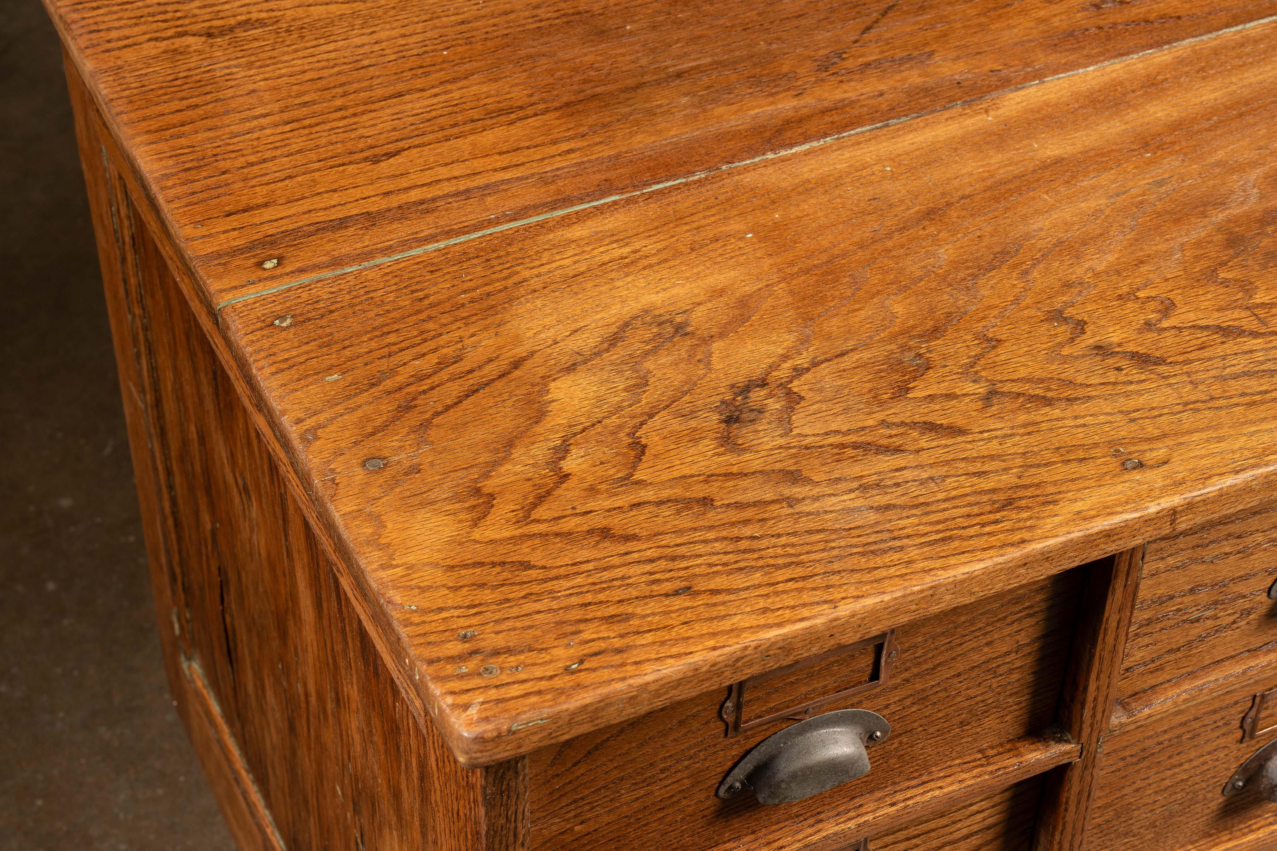 Legno Armadietto portadocumenti a 12 cassetti in Oak antico in vendita