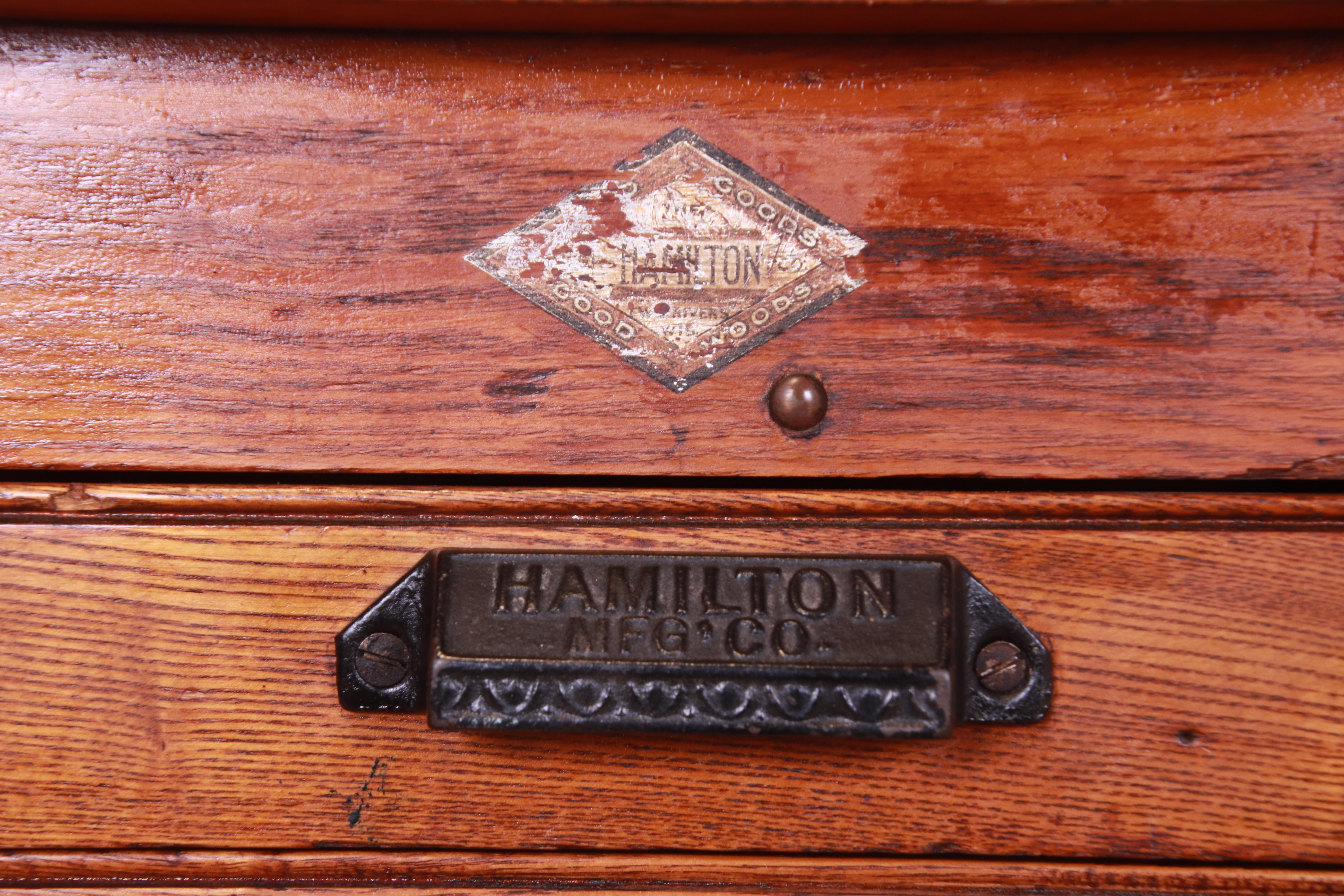 Meuble de rangement ancien en chêne à 16 tiroirs et à dossier plat à imprimé bleu par Hamilton, vers 1900 5