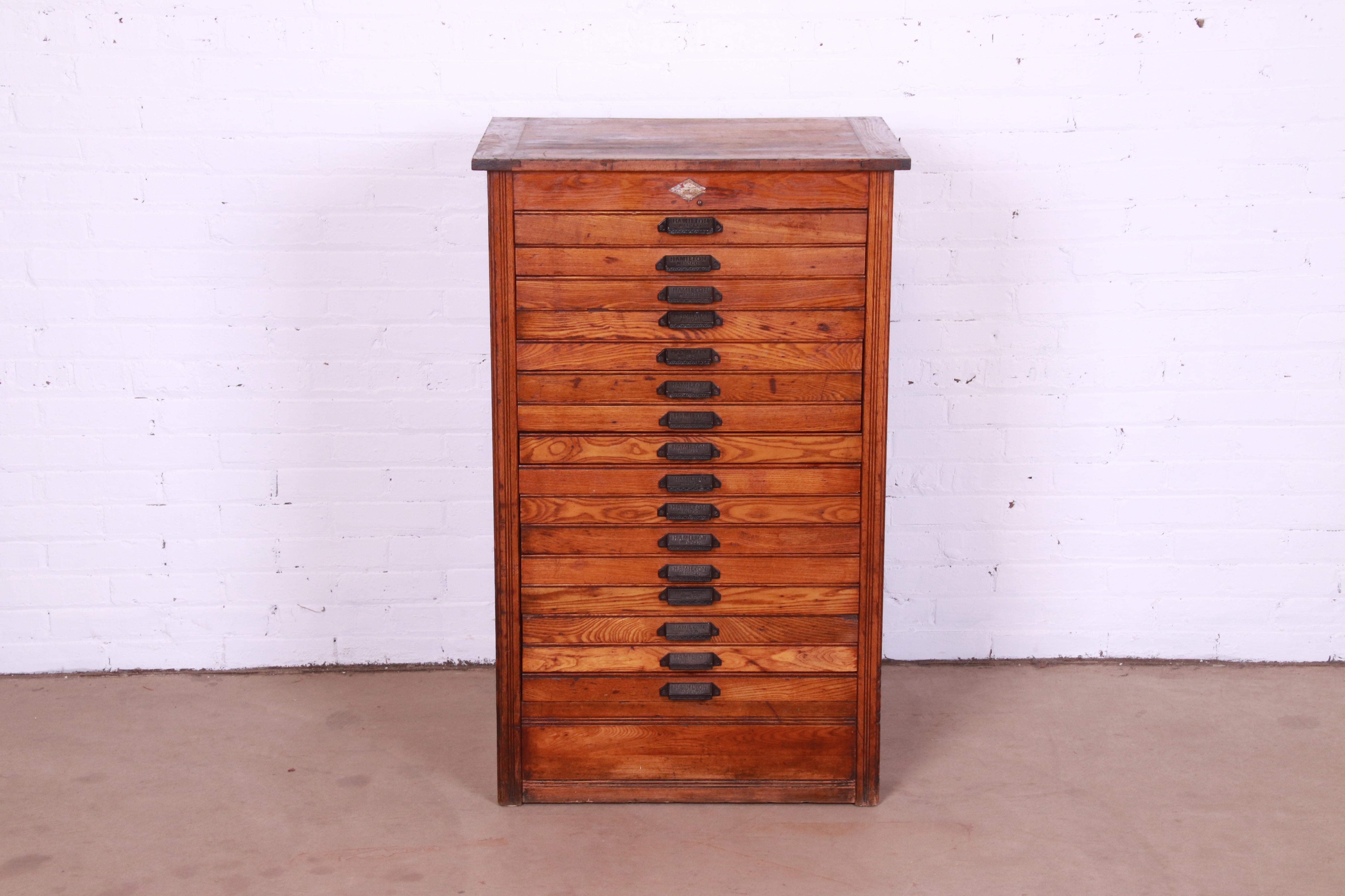 A rare and exceptional antique Arts & Crafts architect's blueprint or map flat file cabinet

By Hamilton Manufacturing Co.

USA, Circa 1900

Solid oak, with original iron hardware.

Measures: 27