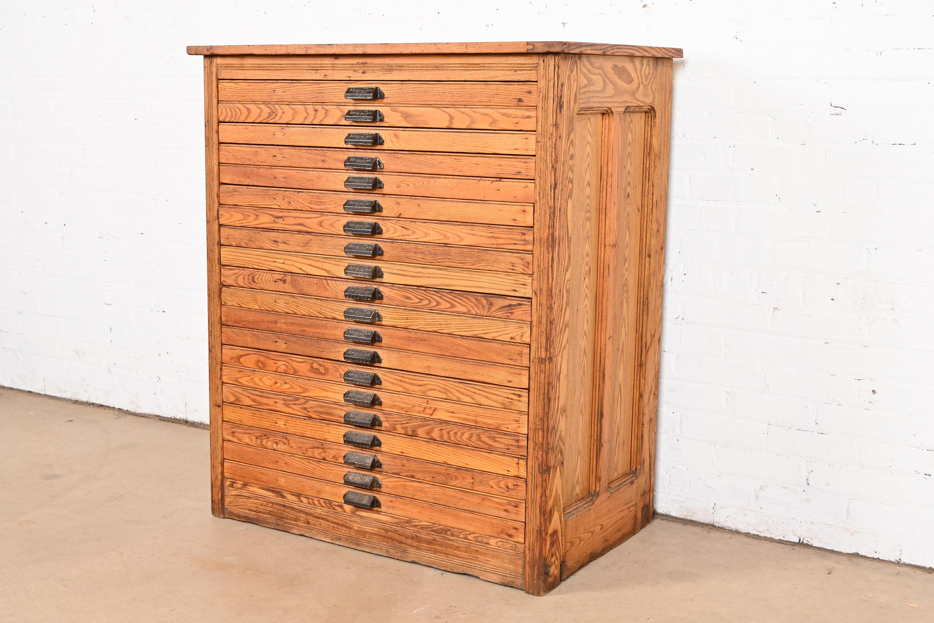 A rare and exceptional antique Arts & Crafts 20-drawer architect's blueprint flat file cabinet or printer's cabinet

By Hamilton Manufacturing Co.

USA, Circa 1900

Oak, with original iron hardware.

Measures: 37.5