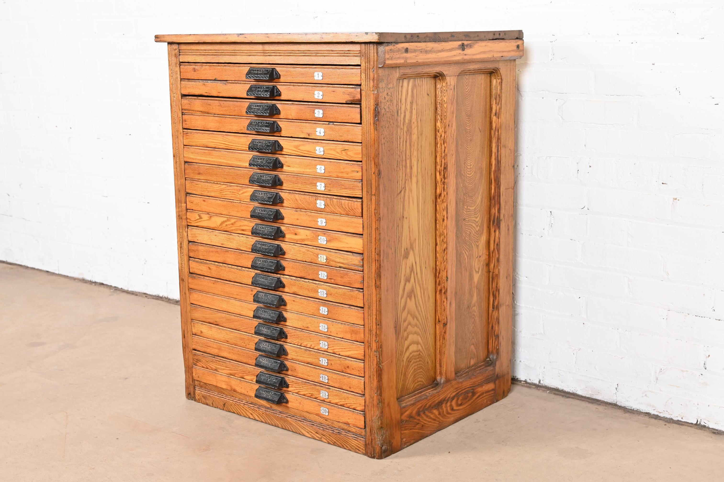 A rare and exceptional antique Arts & Crafts flat file cabinet

By Hamilton Manufacturing Co.

USA, circa 1900

Solid oak, with original iron hardware.

Measures: 27