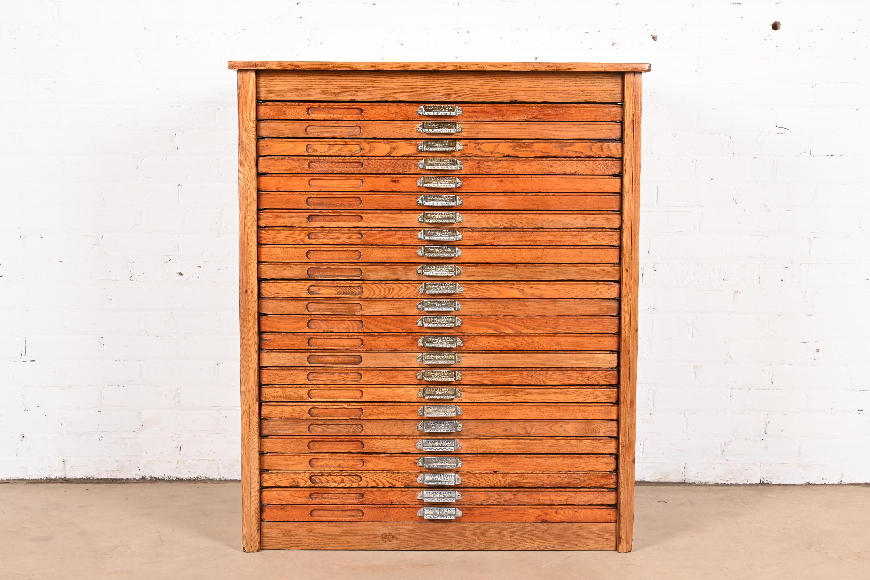 A rare and exceptional antique Arts & Crafts 24-drawer architect's blueprint flat file cabinet or printer's cabinet

By Hamilton Manufacturing Co.

USA, Circa 1900

Oak, with original iron hardware.

Measures: 36.75