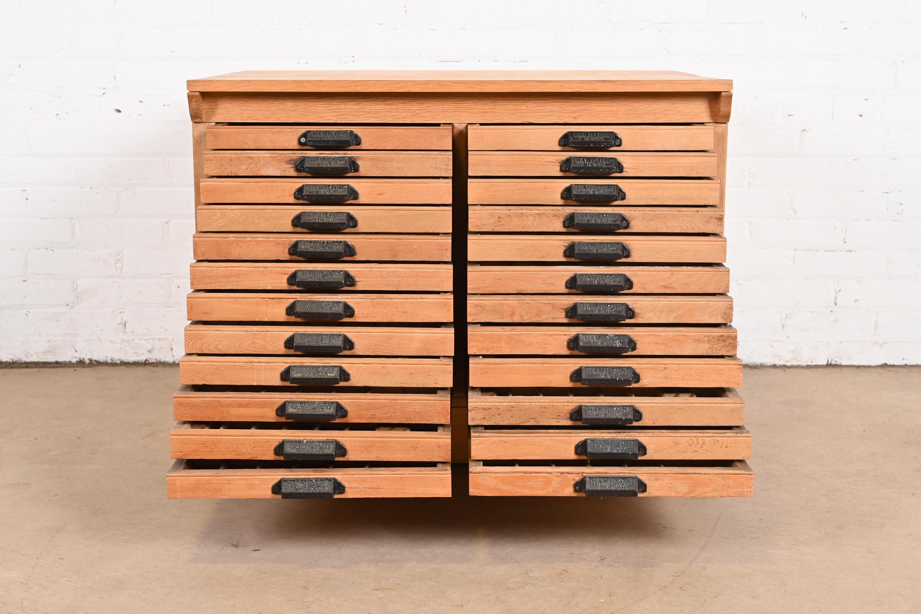 Cabinet d'imprimeur ou de collectionneur en chêne ancien à 24 tiroirs et à dossier plat en vente 1