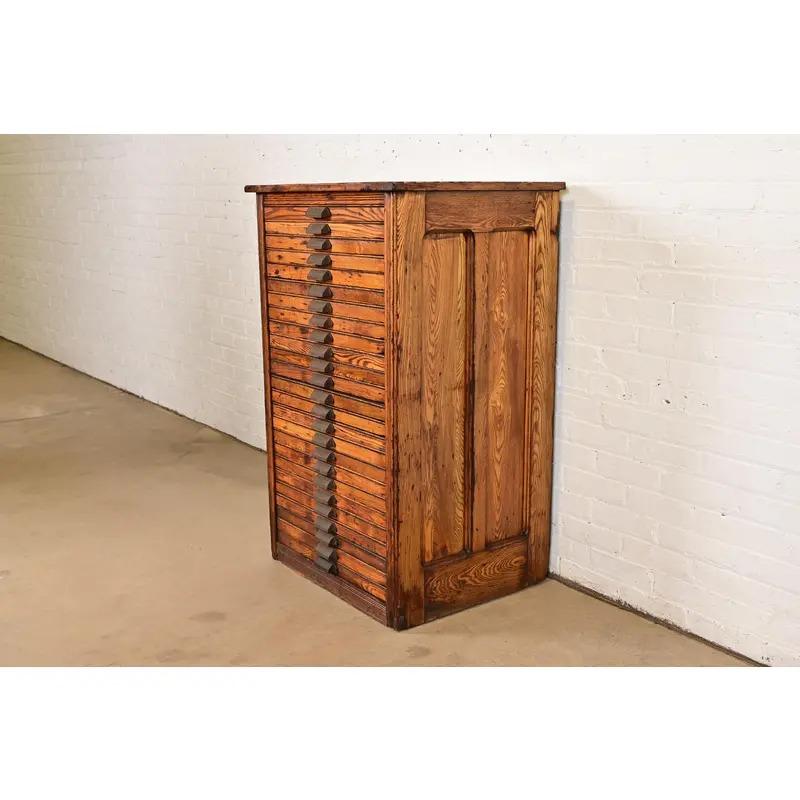 Antique Oak 25-Drawer Architect's Blueprint File Cabinet by Hamilton, Circa 1900 In condizioni buone in vendita a South Bend, IN