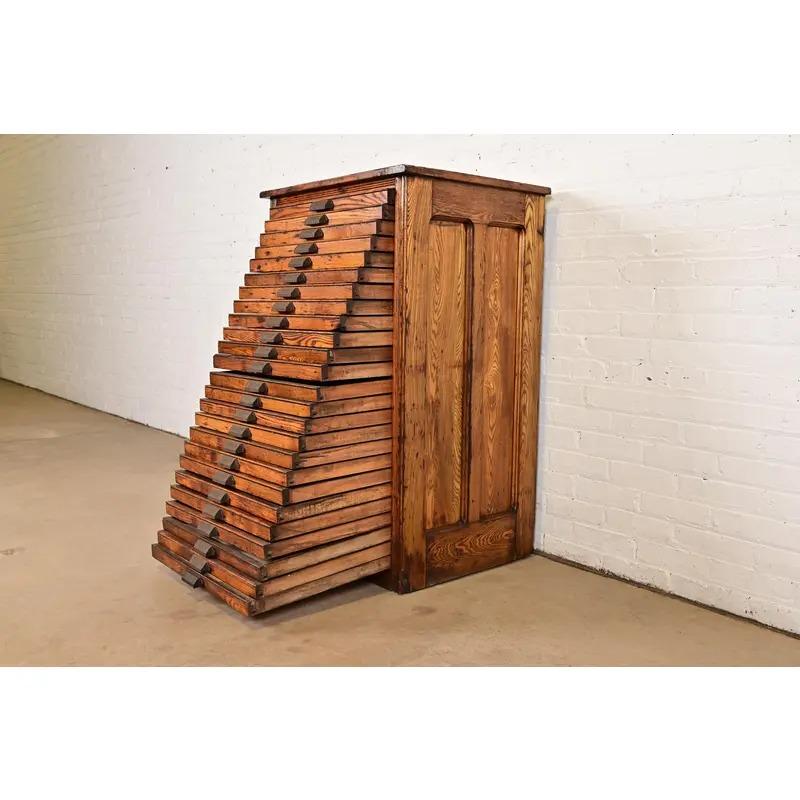 Antique Oak 25-Drawer Architect's Blueprint File Cabinet by Hamilton, Circa 1900 in vendita 1