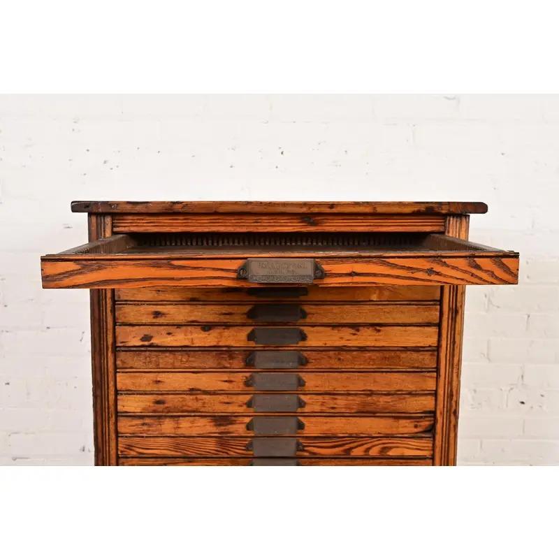 Antique Oak 25-Drawer Architect's Blueprint File Cabinet by Hamilton, Circa 1900 in vendita 3